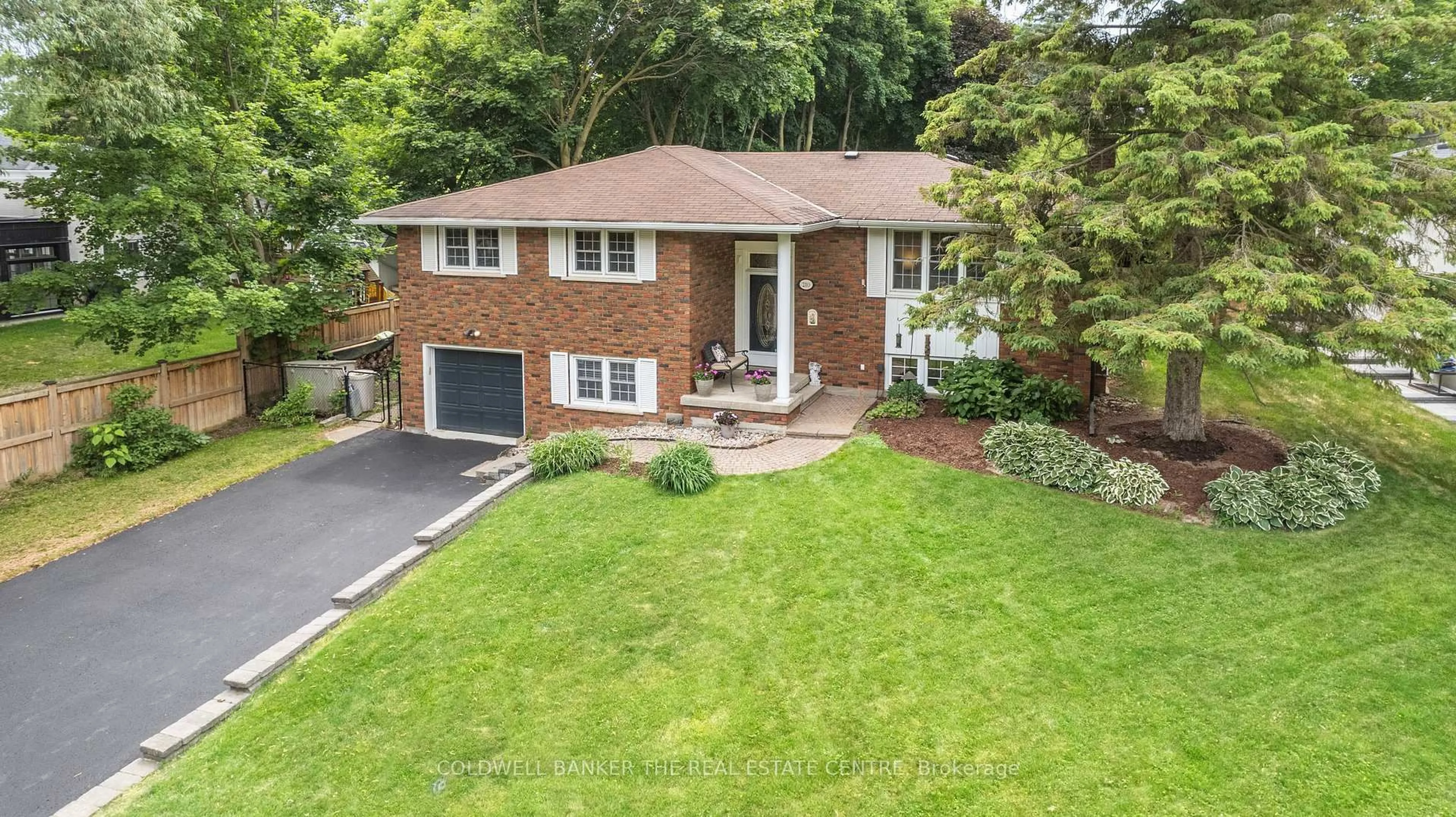 Home with brick exterior material, street for 210 Richard Ave, Newmarket Ontario L3Y 4P7