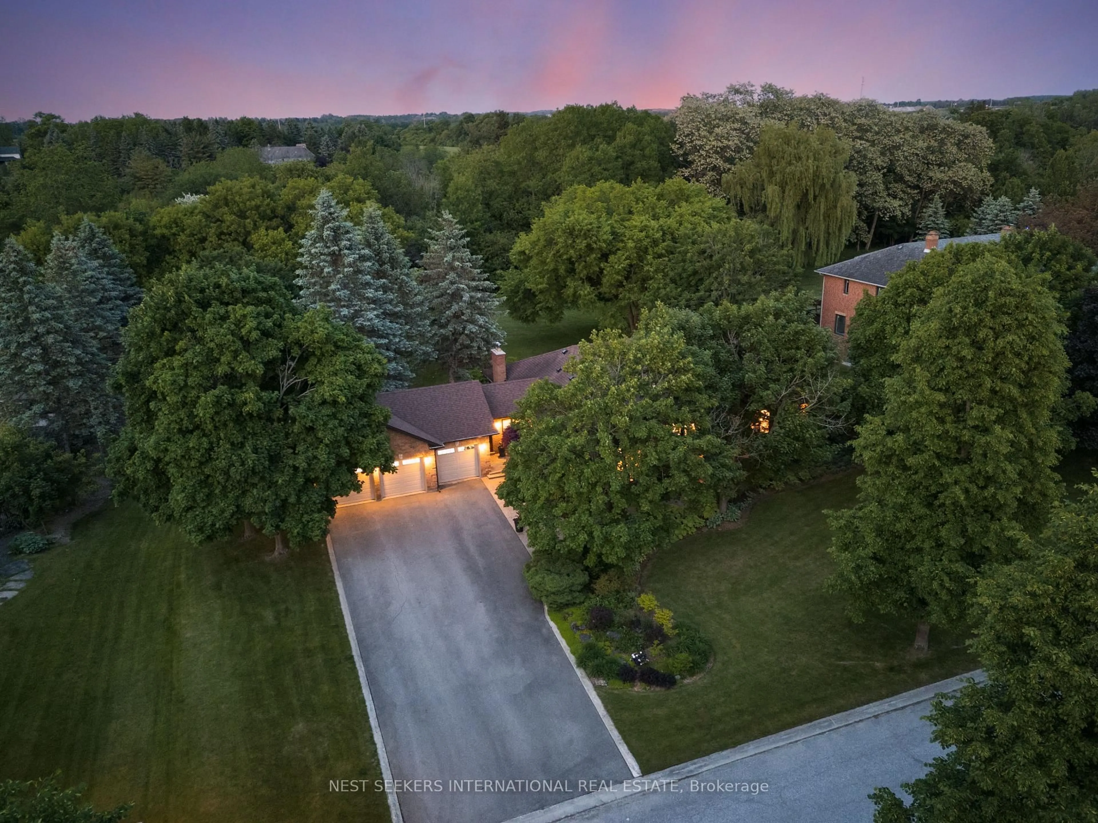 A pic from outside/outdoor area/front of a property/back of a property/a pic from drone, unknown for 21 Rolling Crt, King Ontario L7B 1E8