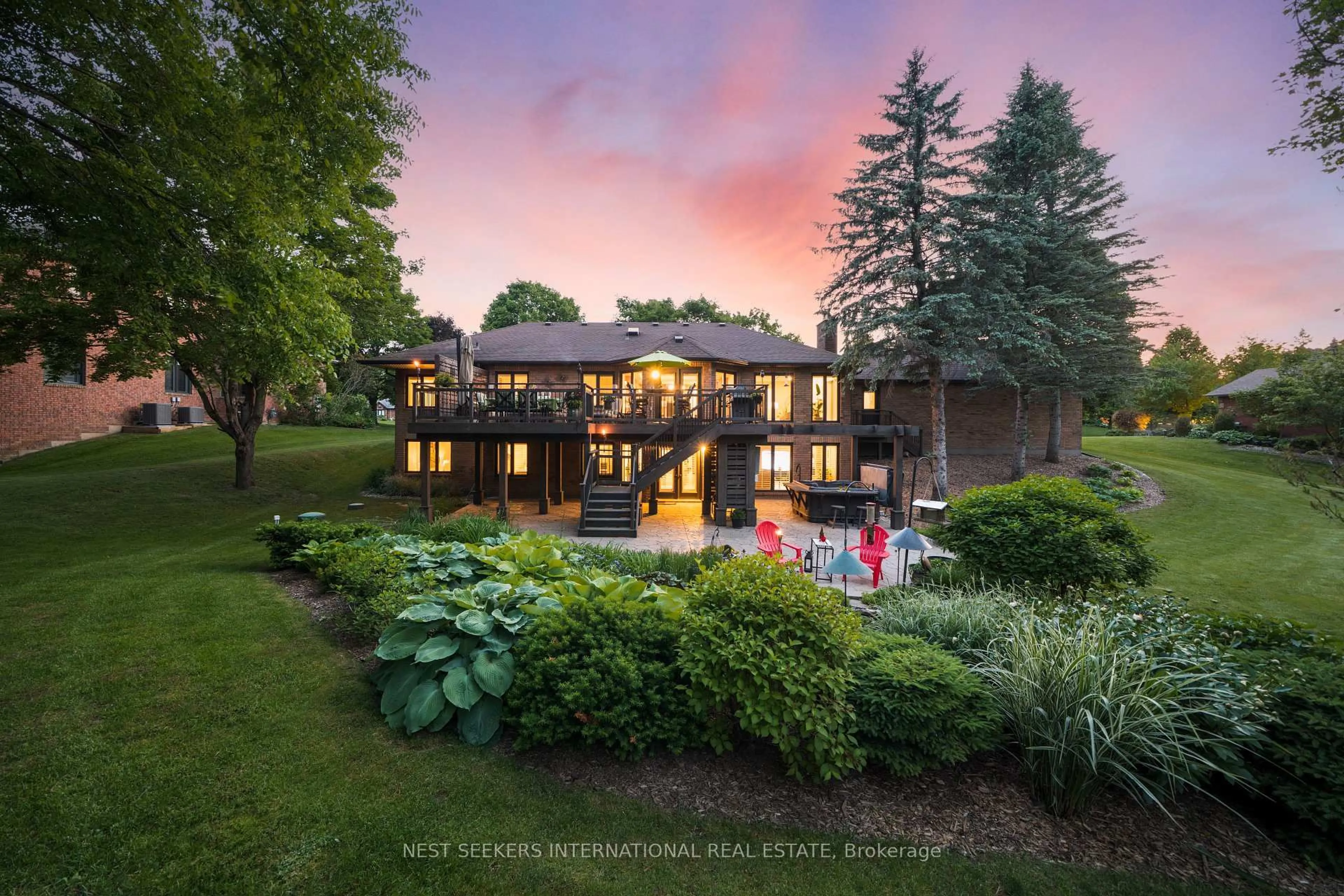 A pic from outside/outdoor area/front of a property/back of a property/a pic from drone, water/lake/river/ocean view for 21 Rolling Crt, King Ontario L7B 1E8