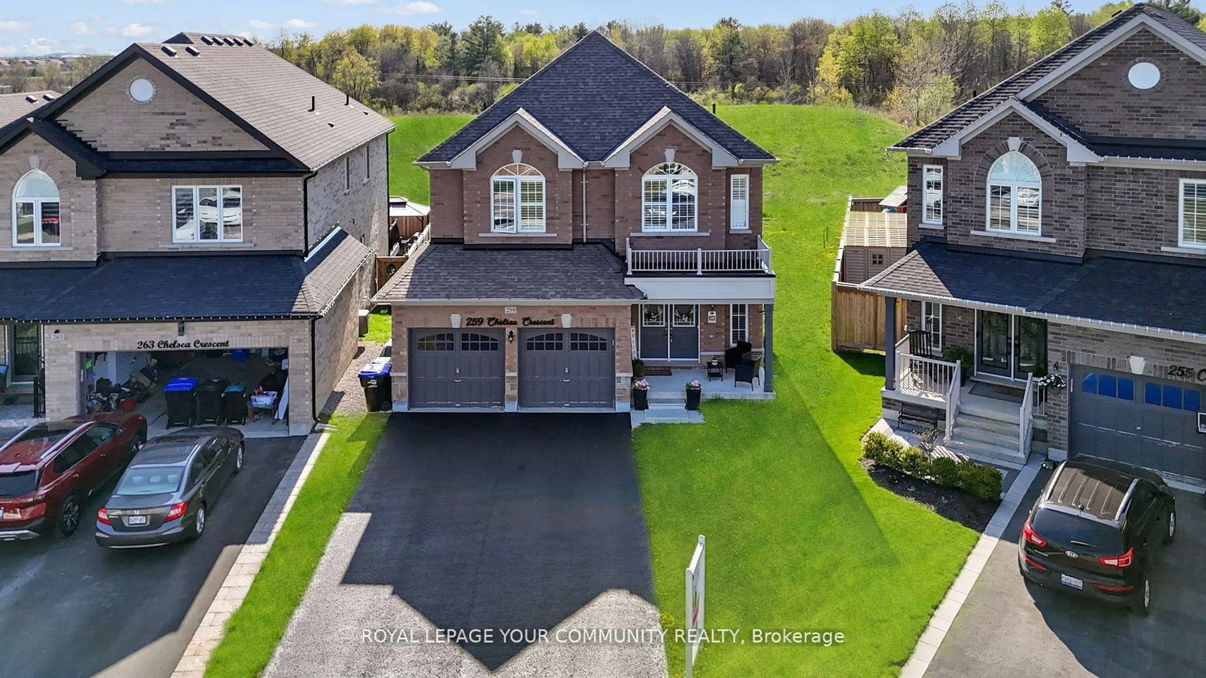 A pic from outside/outdoor area/front of a property/back of a property/a pic from drone, street for 259 Chelsea Cres, Bradford West Gwillimbury Ontario L3Z 4G7
