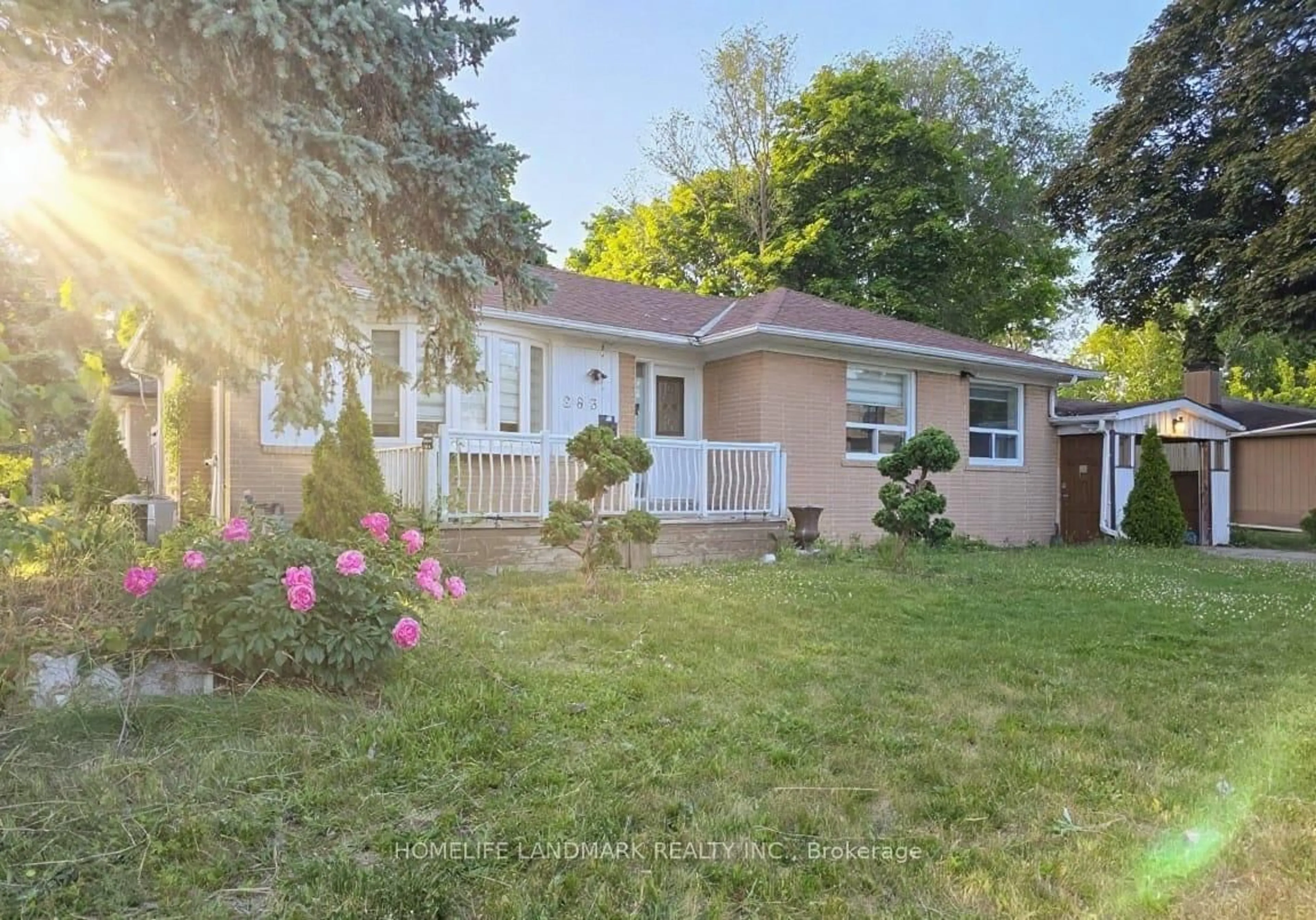 A pic from outside/outdoor area/front of a property/back of a property/a pic from drone, street for 283 Paliser Cres, Richmond Hill Ontario L4C 1R9