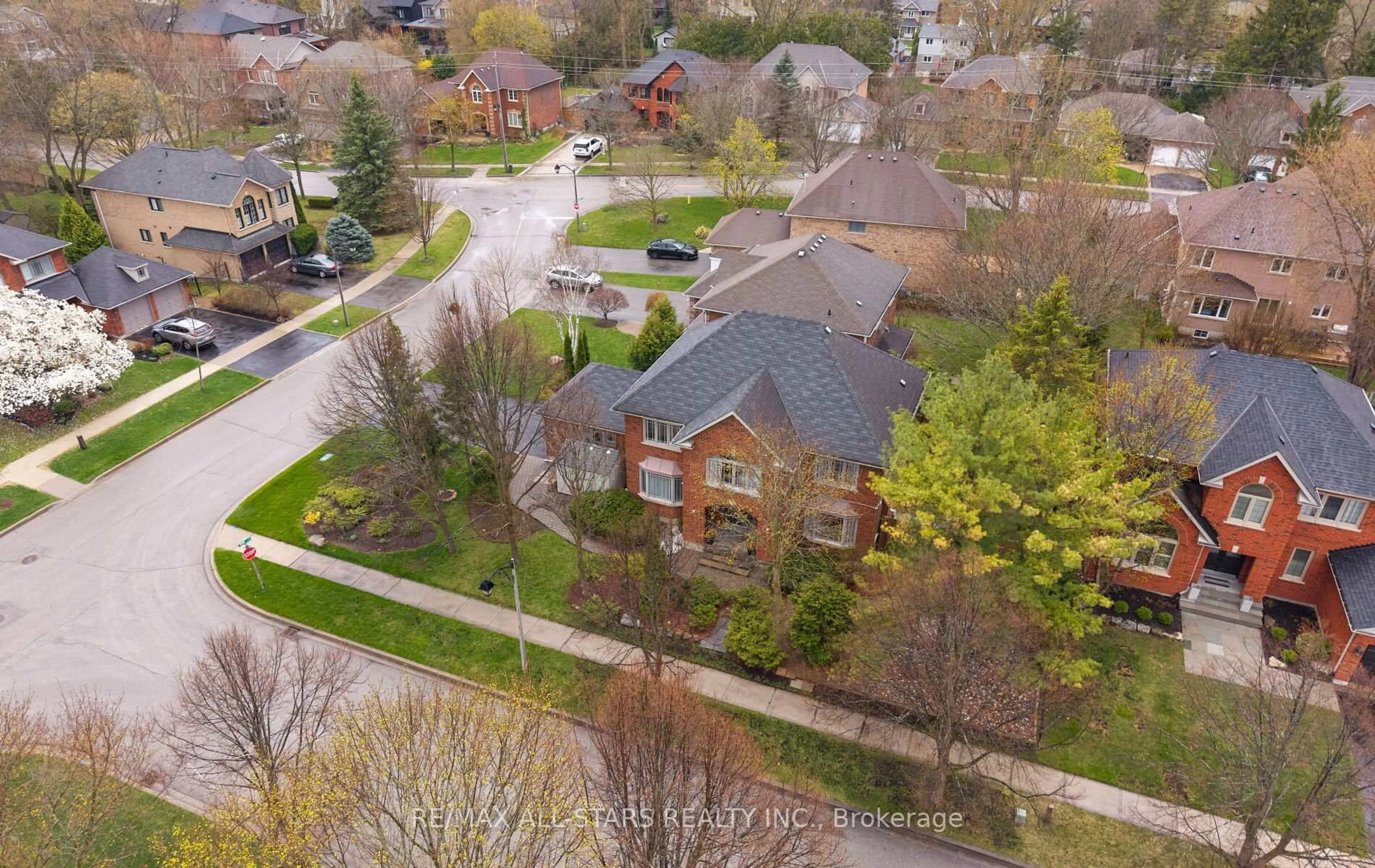 A pic from outside/outdoor area/front of a property/back of a property/a pic from drone, street for 156 Park Dr, Whitchurch-Stouffville Ontario L4A 1J6