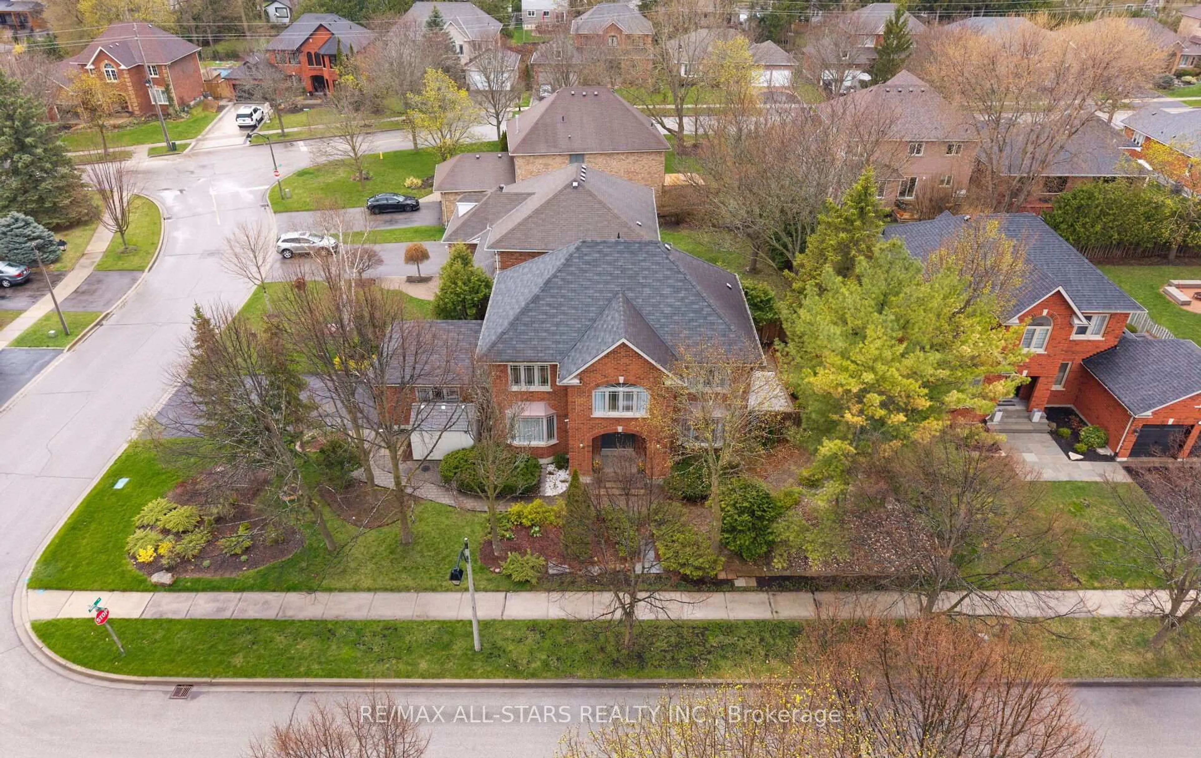 A pic from outside/outdoor area/front of a property/back of a property/a pic from drone, street for 156 Park Dr, Whitchurch-Stouffville Ontario L4A 1J6