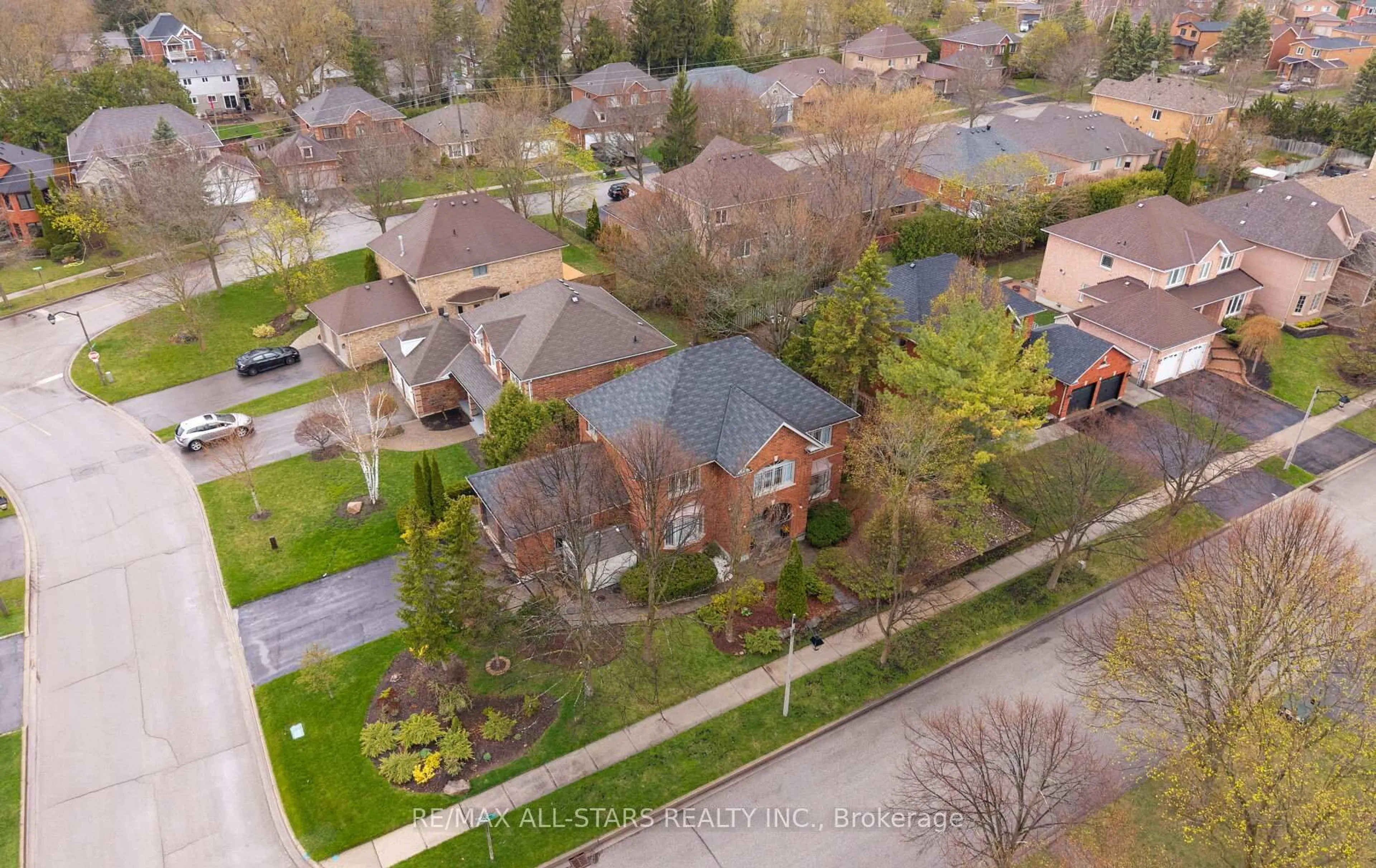 A pic from outside/outdoor area/front of a property/back of a property/a pic from drone, street for 156 Park Dr, Whitchurch-Stouffville Ontario L4A 1J6