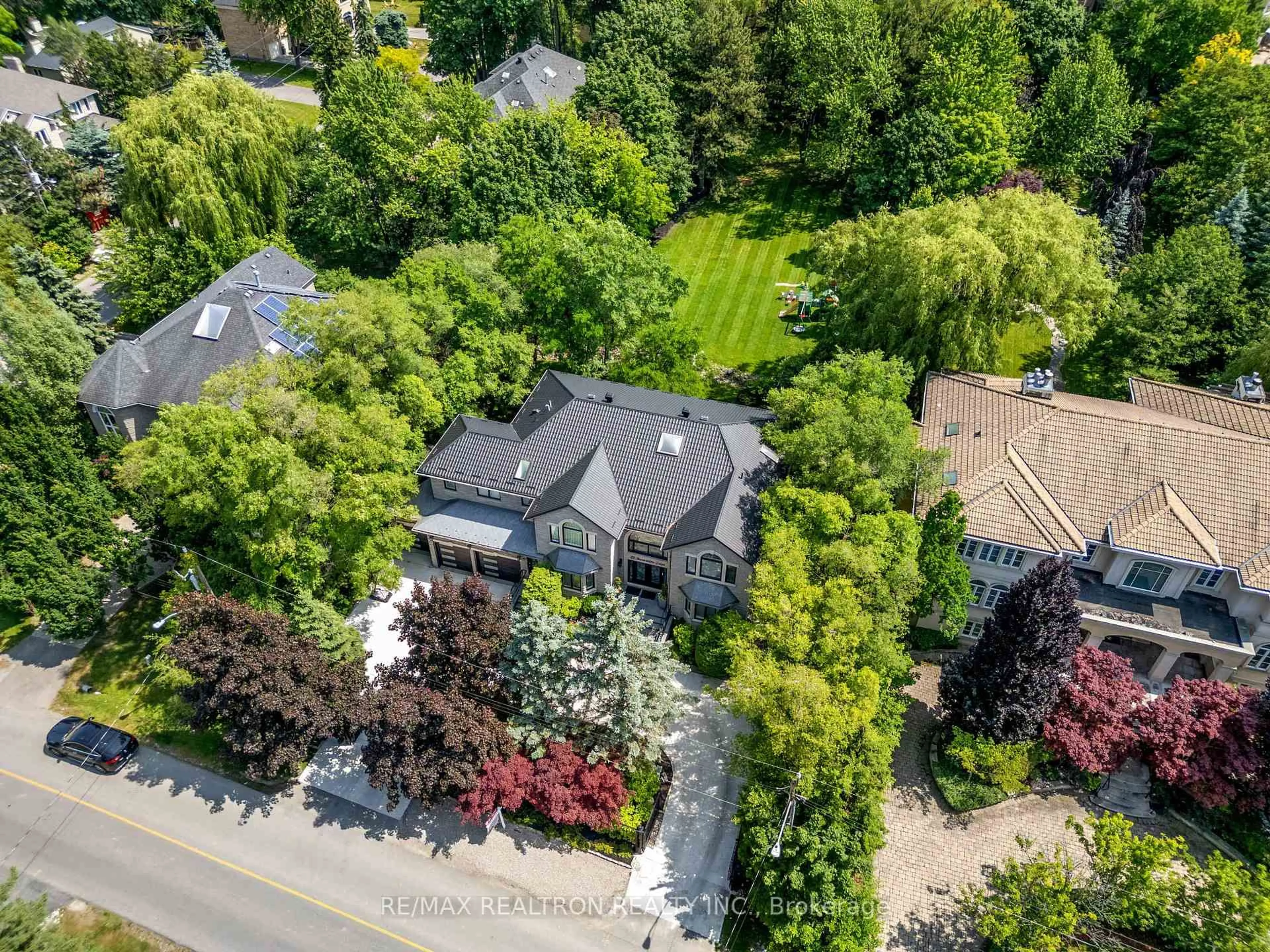 A pic from outside/outdoor area/front of a property/back of a property/a pic from drone, street for 129 Thornridge Dr, Vaughan Ontario L4J 1E4
