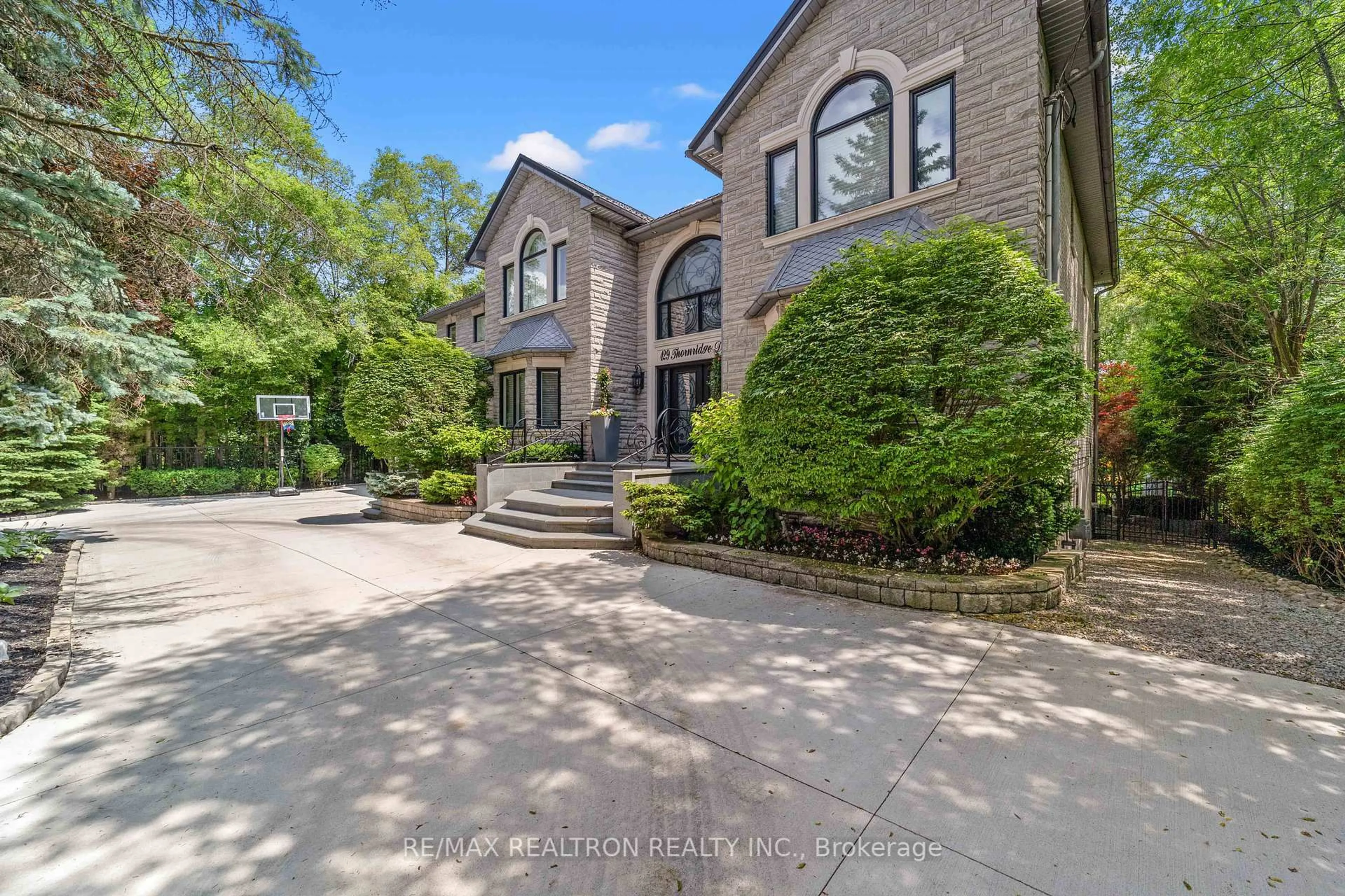 A pic from outside/outdoor area/front of a property/back of a property/a pic from drone, street for 129 Thornridge Dr, Vaughan Ontario L4J 1E4