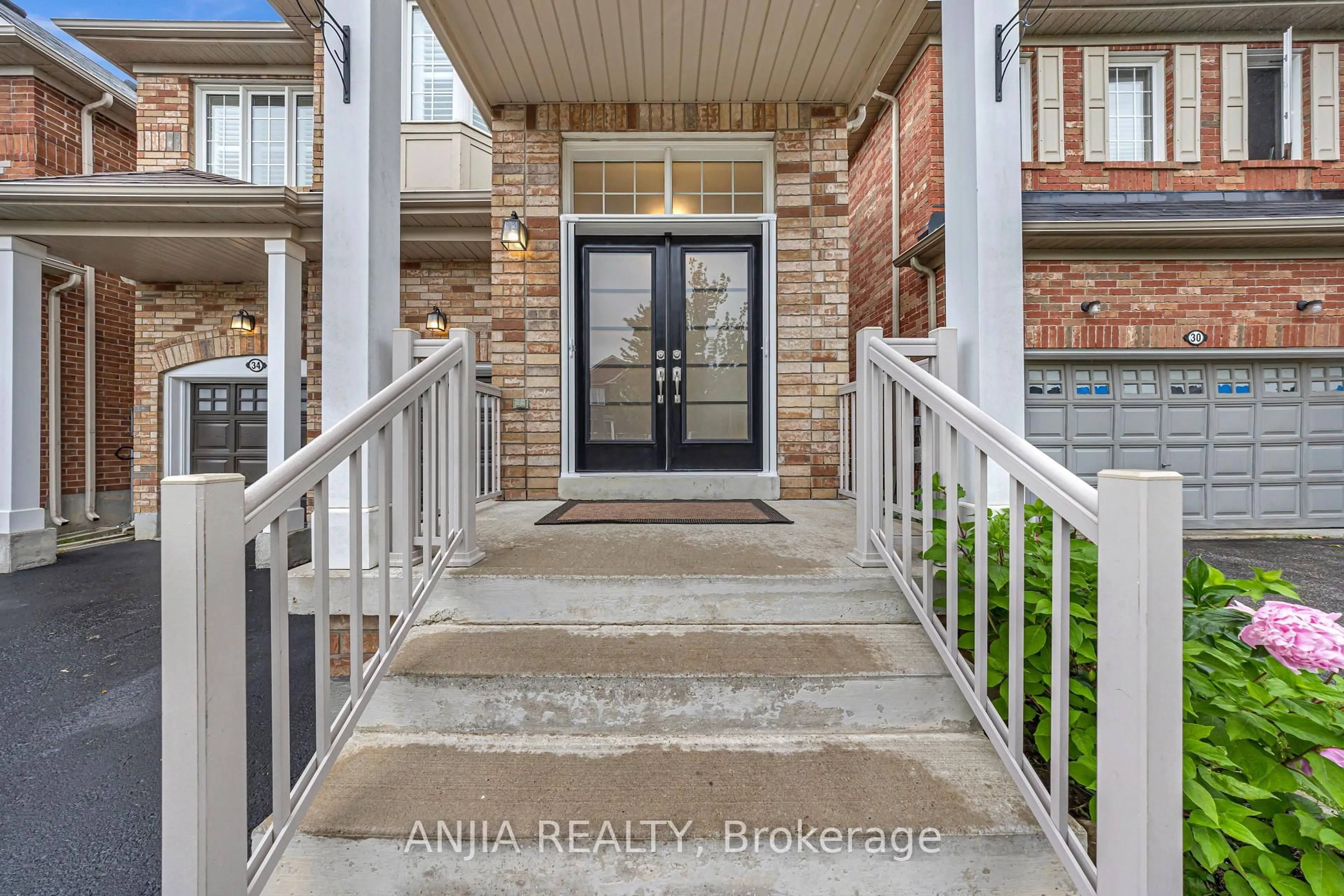 Indoor entryway for 34 Horn St, Whitchurch-Stouffville Ontario L4A 0X9