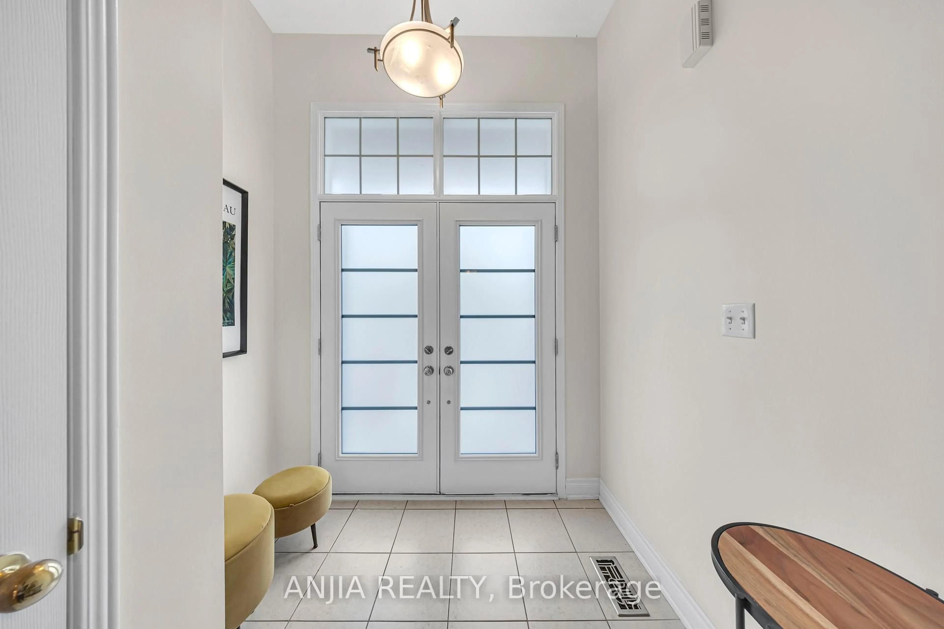 Indoor entryway for 34 Horn St, Whitchurch-Stouffville Ontario L4A 0X9