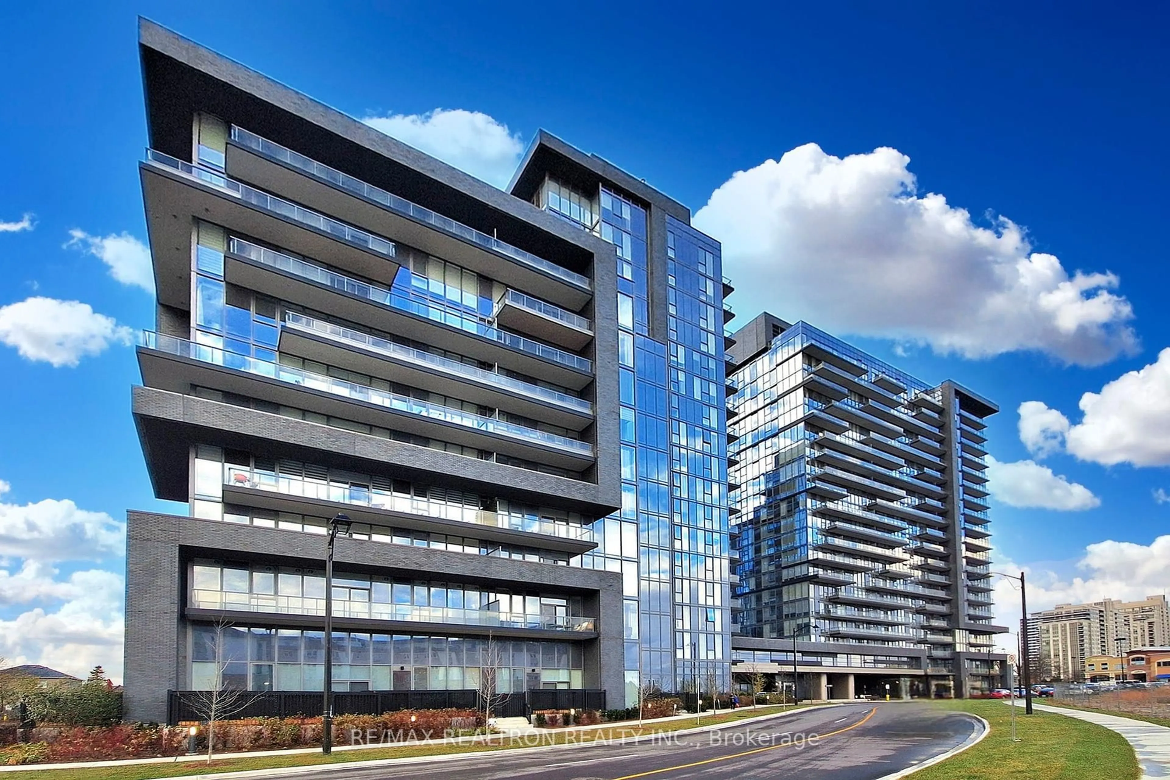 Indoor foyer for 10 Gatineau Dr #1204, Vaughan Ontario L4J 0L2