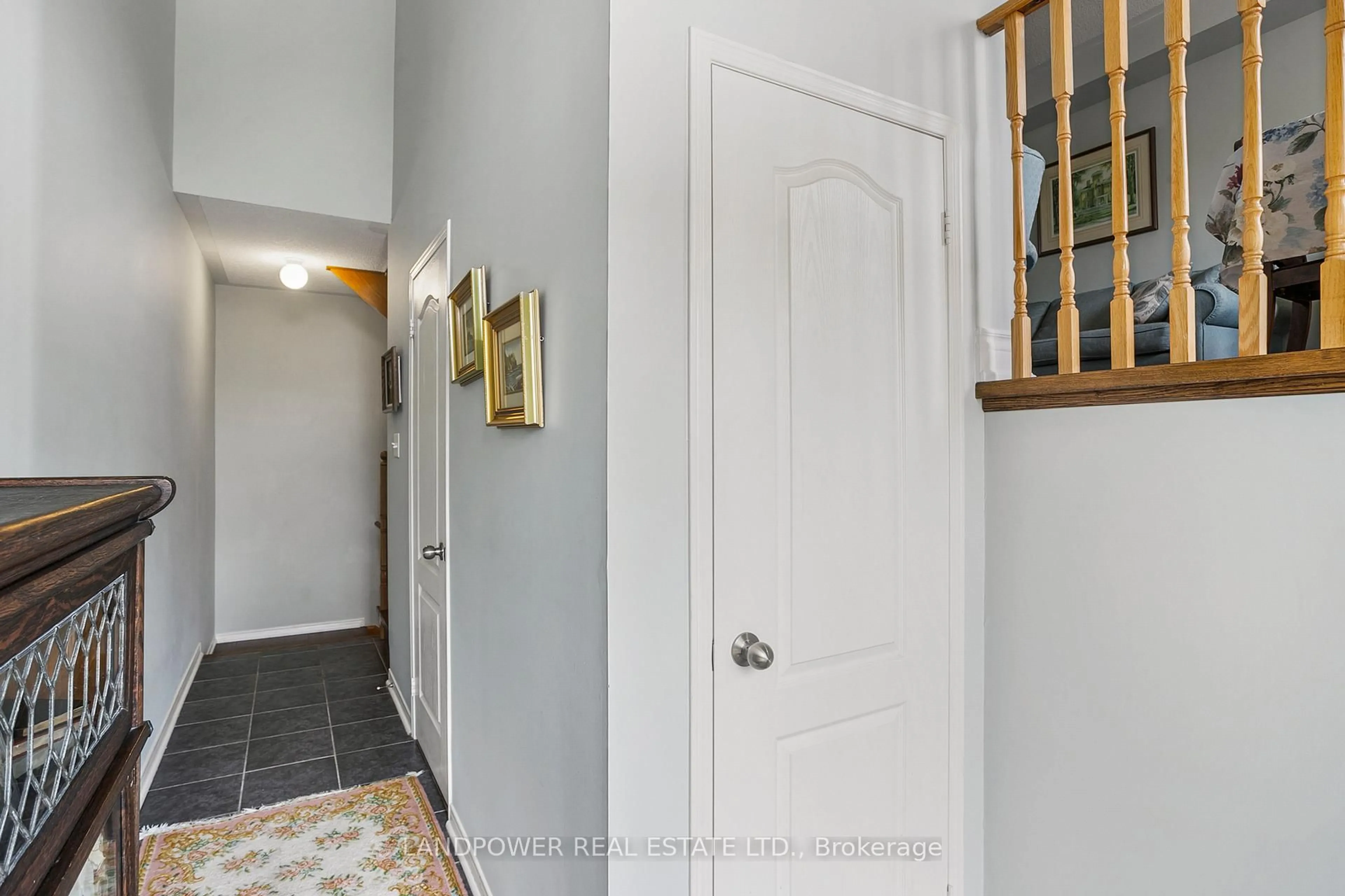 Indoor entryway for 73 Baker Hill Blvd, Whitchurch-Stouffville Ontario L4A 0T8