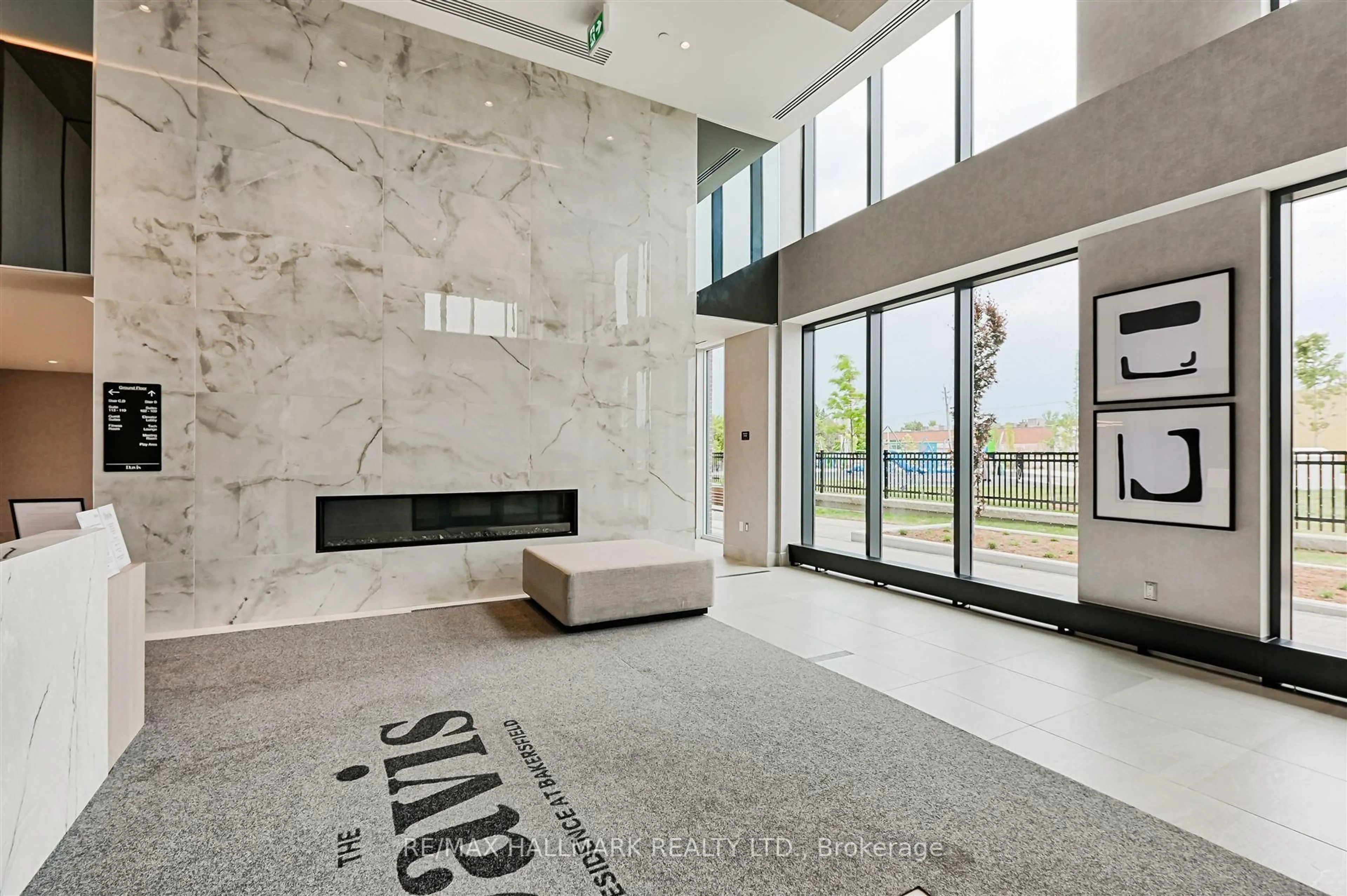 Indoor foyer for 185 deerfield Rd #1210, Newmarket Ontario L3Y 0G7