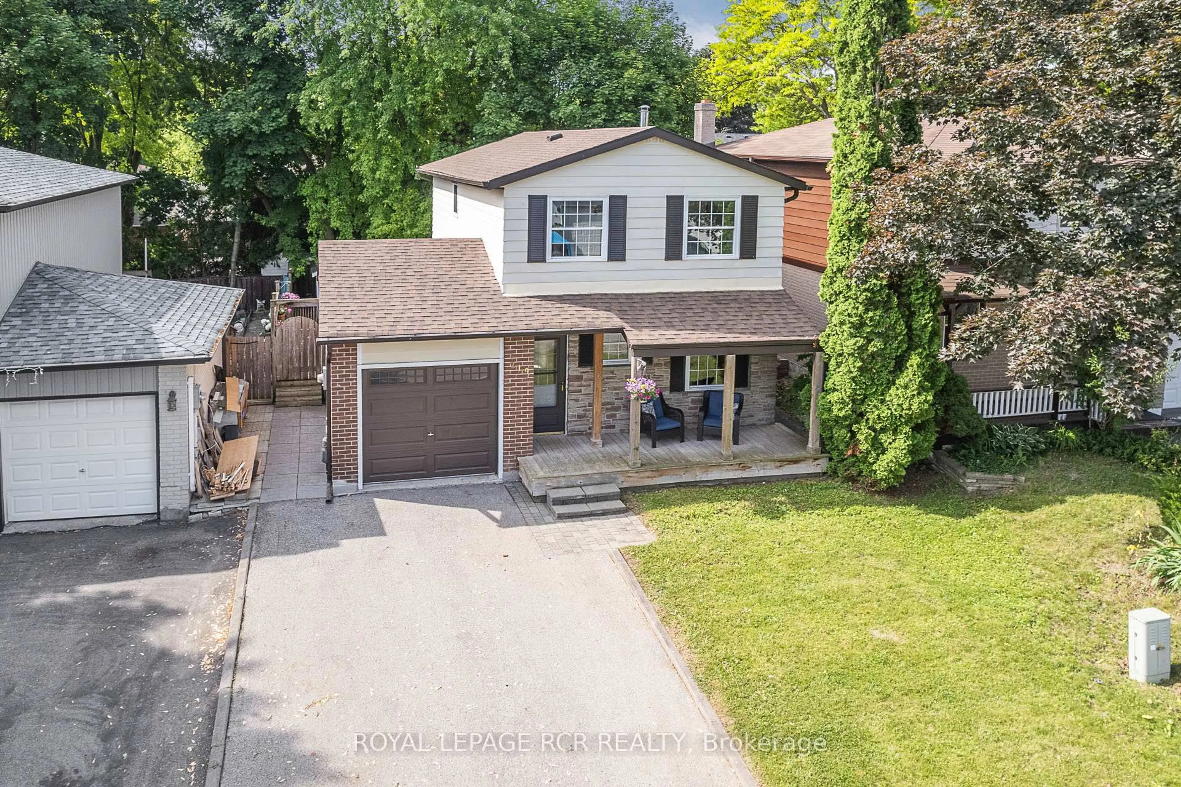 A pic from outside/outdoor area/front of a property/back of a property/a pic from drone, street for 219 Thoms Cres, Newmarket Ontario L3Y 1C9
