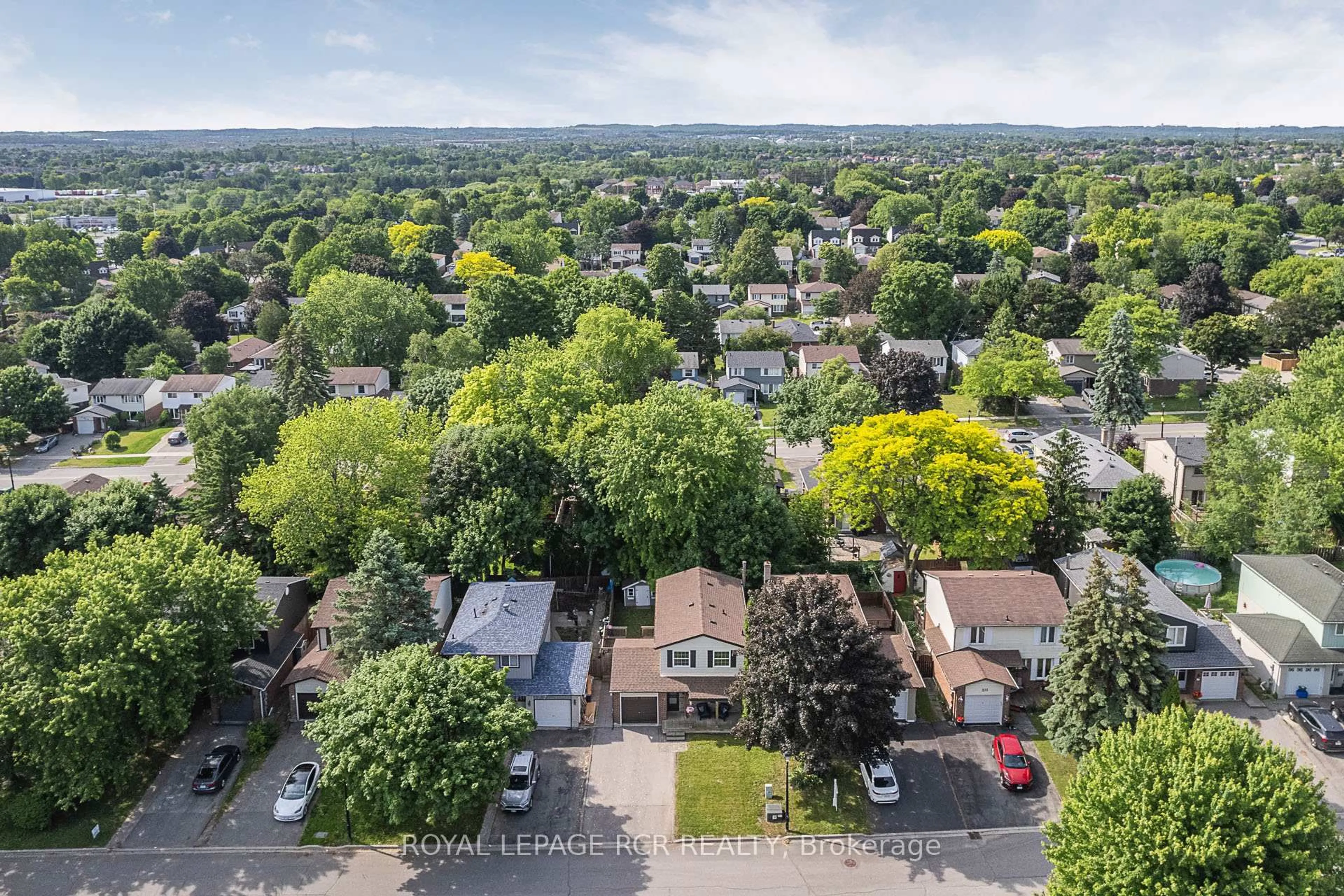 A pic from outside/outdoor area/front of a property/back of a property/a pic from drone, street for 219 Thoms Cres, Newmarket Ontario L3Y 1C9
