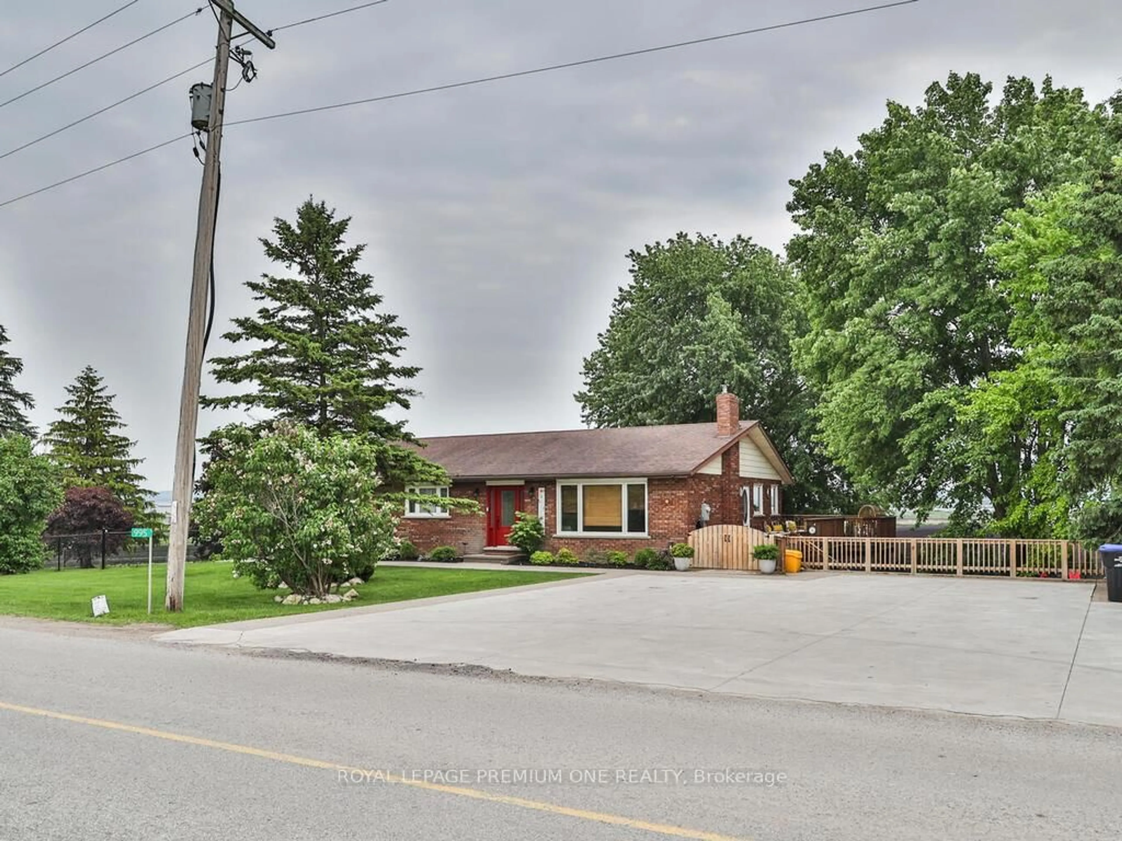 Home with brick exterior material, street for 995 Canal Rd, Bradford West Gwillimbury Ontario L3Z 2A6