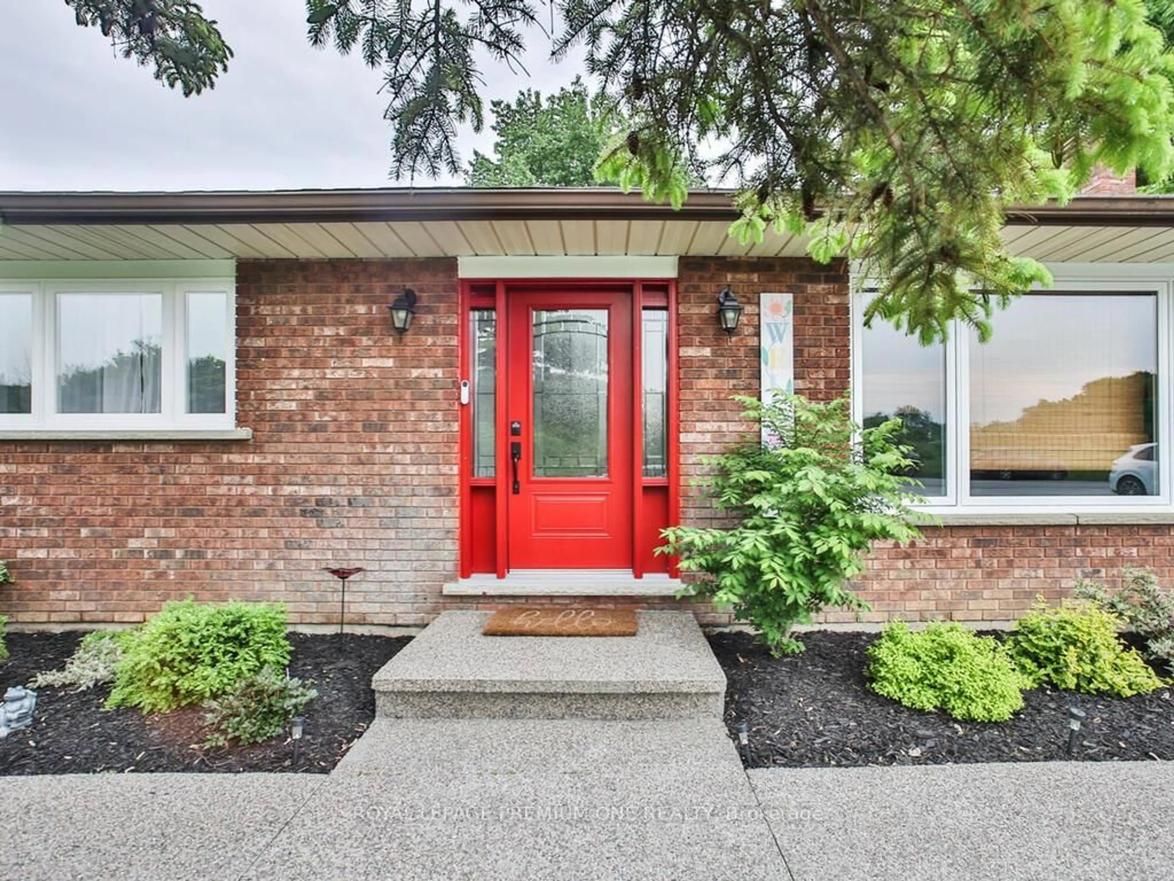 Home with brick exterior material, street for 995 Canal Rd, Bradford West Gwillimbury Ontario L3Z 2A6