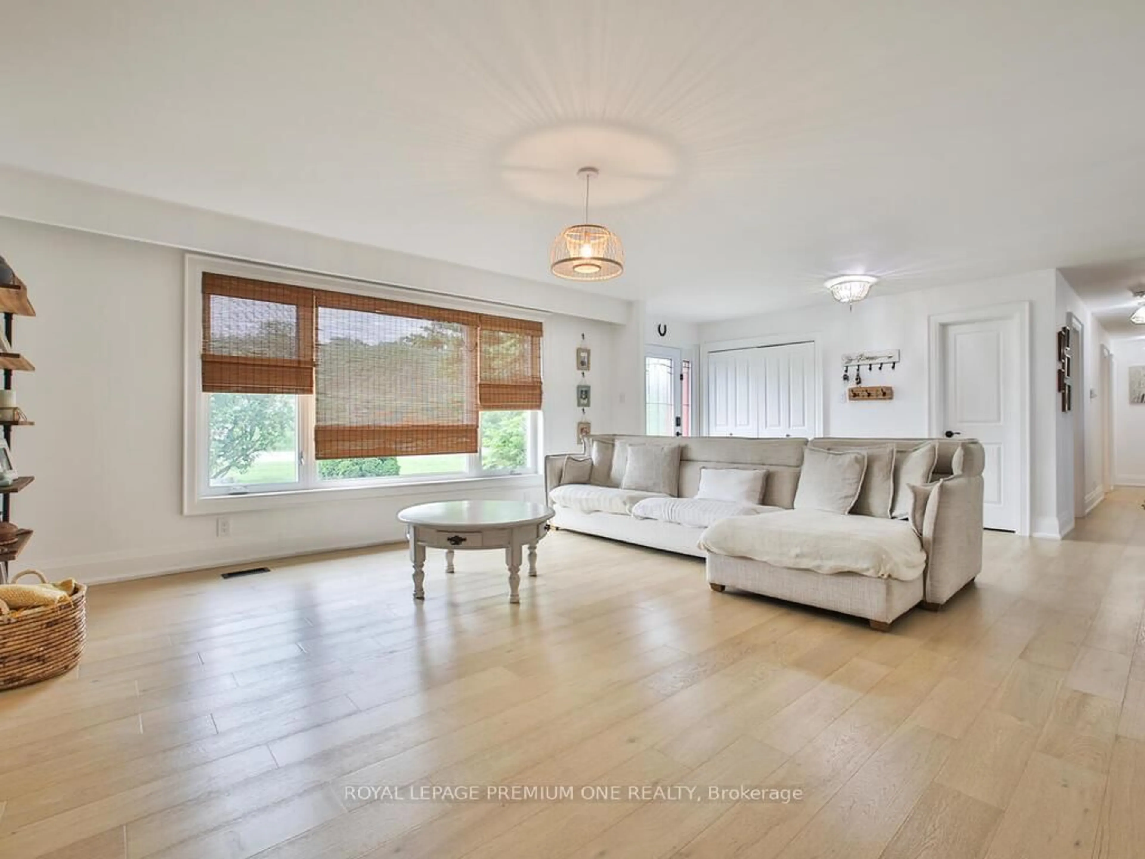 Living room with furniture, unknown for 995 Canal Rd, Bradford West Gwillimbury Ontario L3Z 2A6