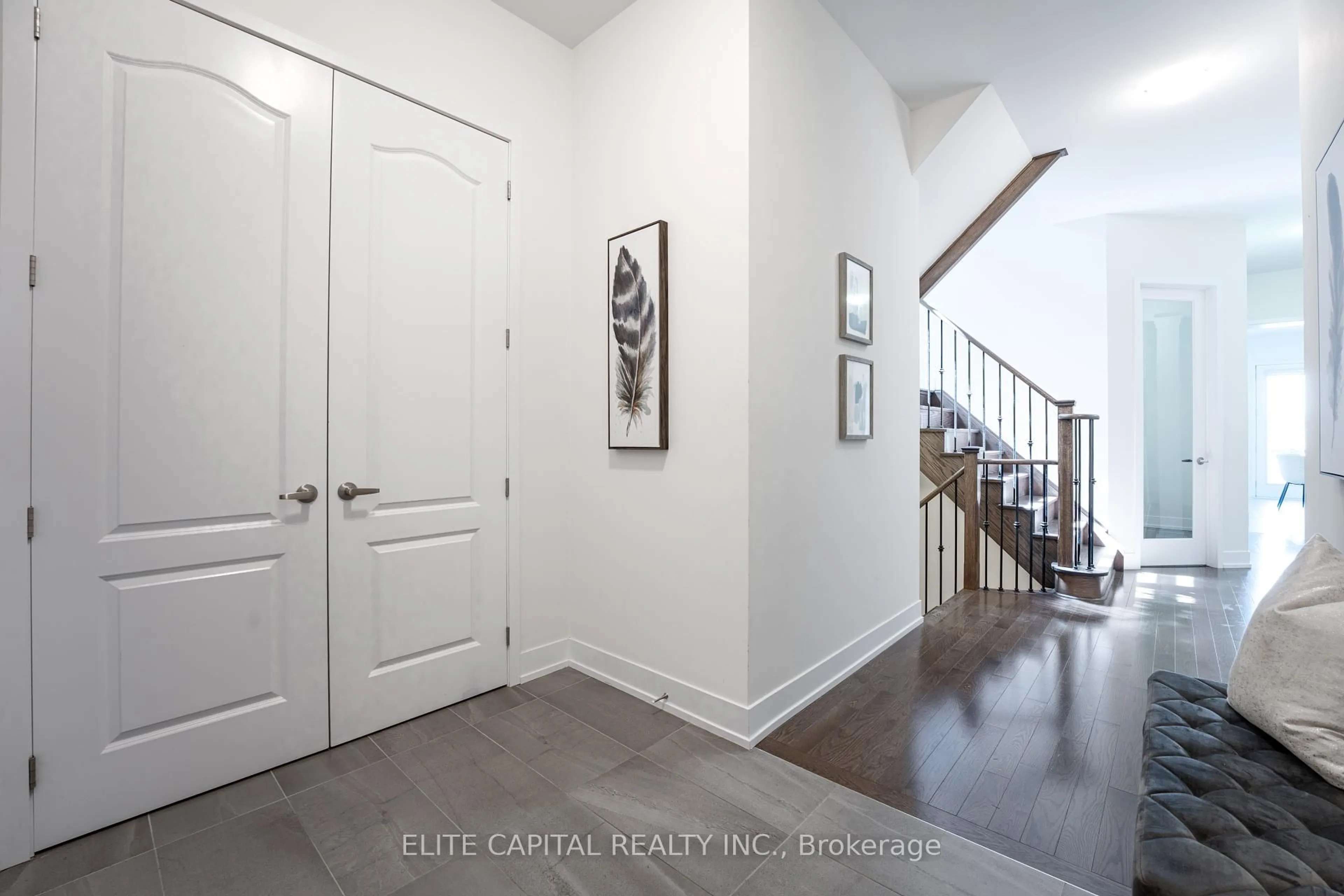 Indoor entryway for 242 Touch Gold Cres, Aurora Ontario L4G 3X5