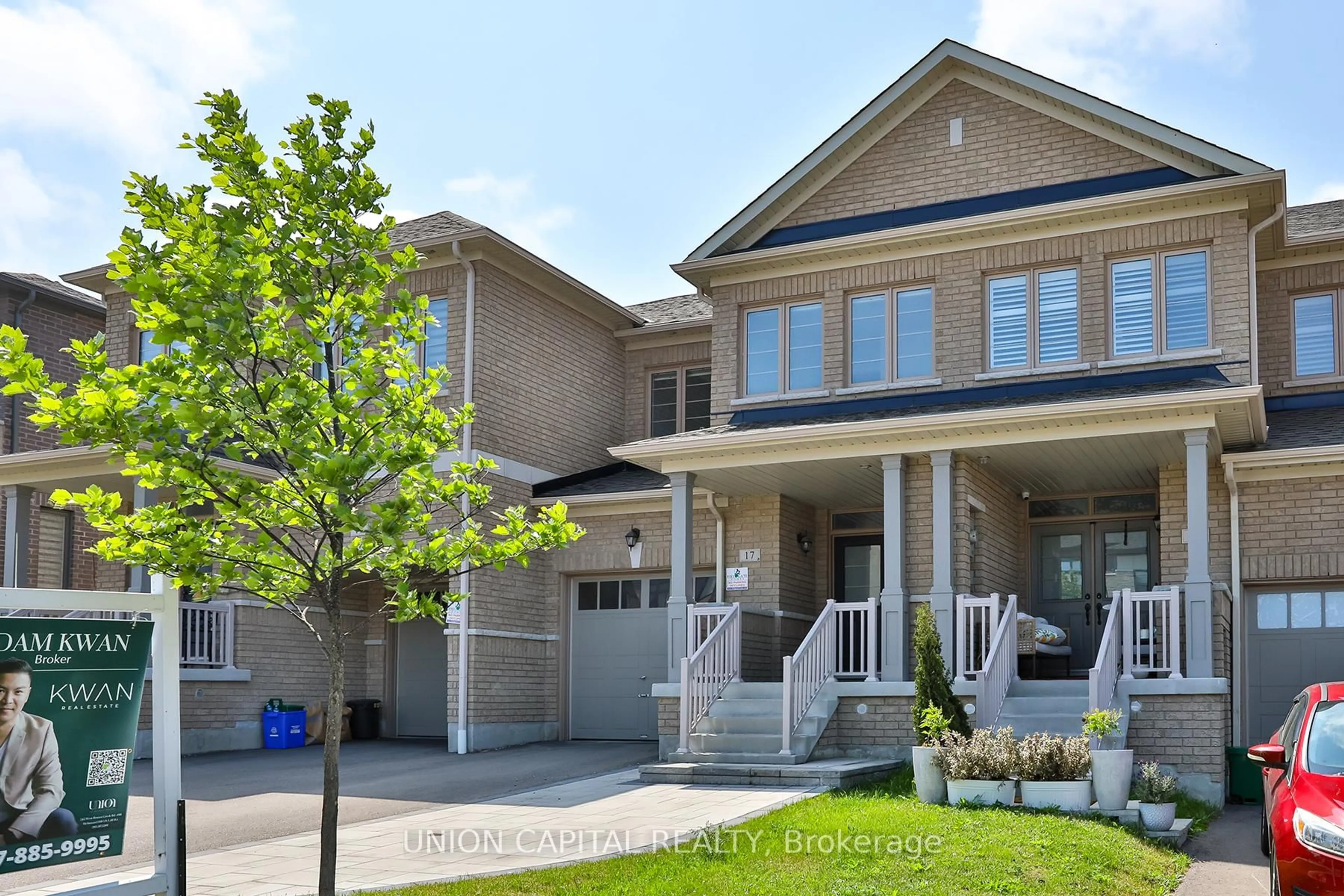 Home with brick exterior material, street for 17 Markview Rd, Whitchurch-Stouffville Ontario L4A 4W1