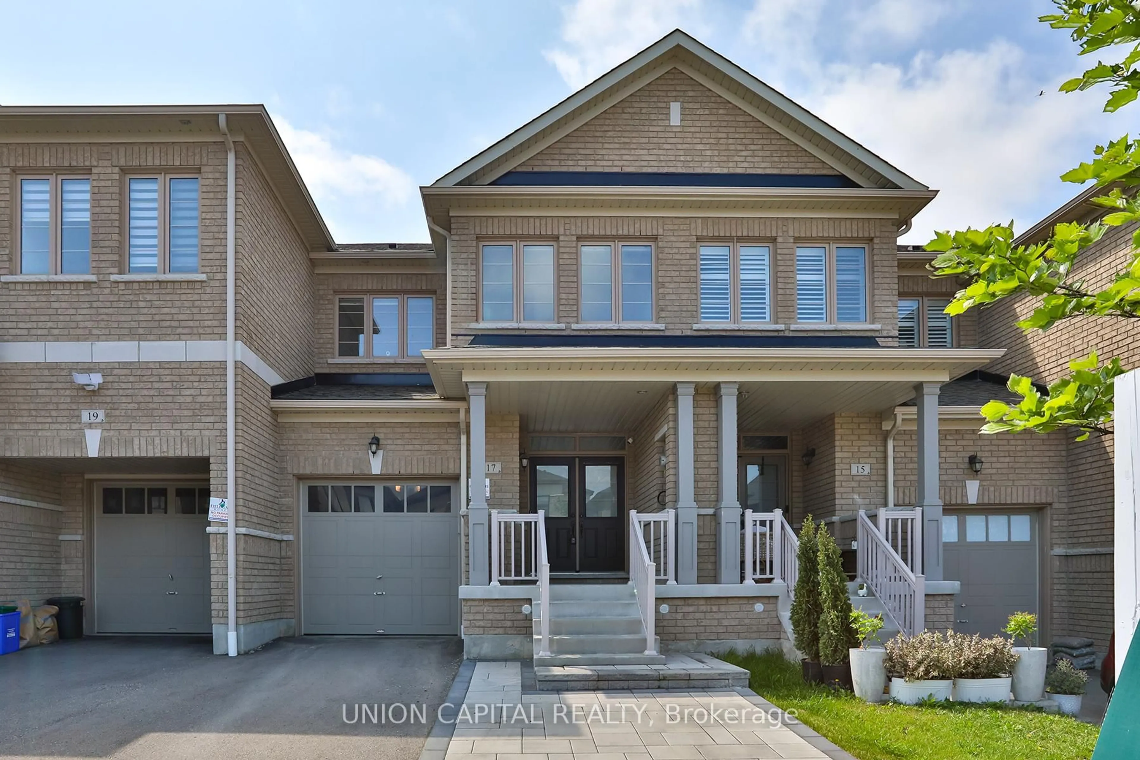 Home with brick exterior material, street for 17 Markview Rd, Whitchurch-Stouffville Ontario L4A 4W1