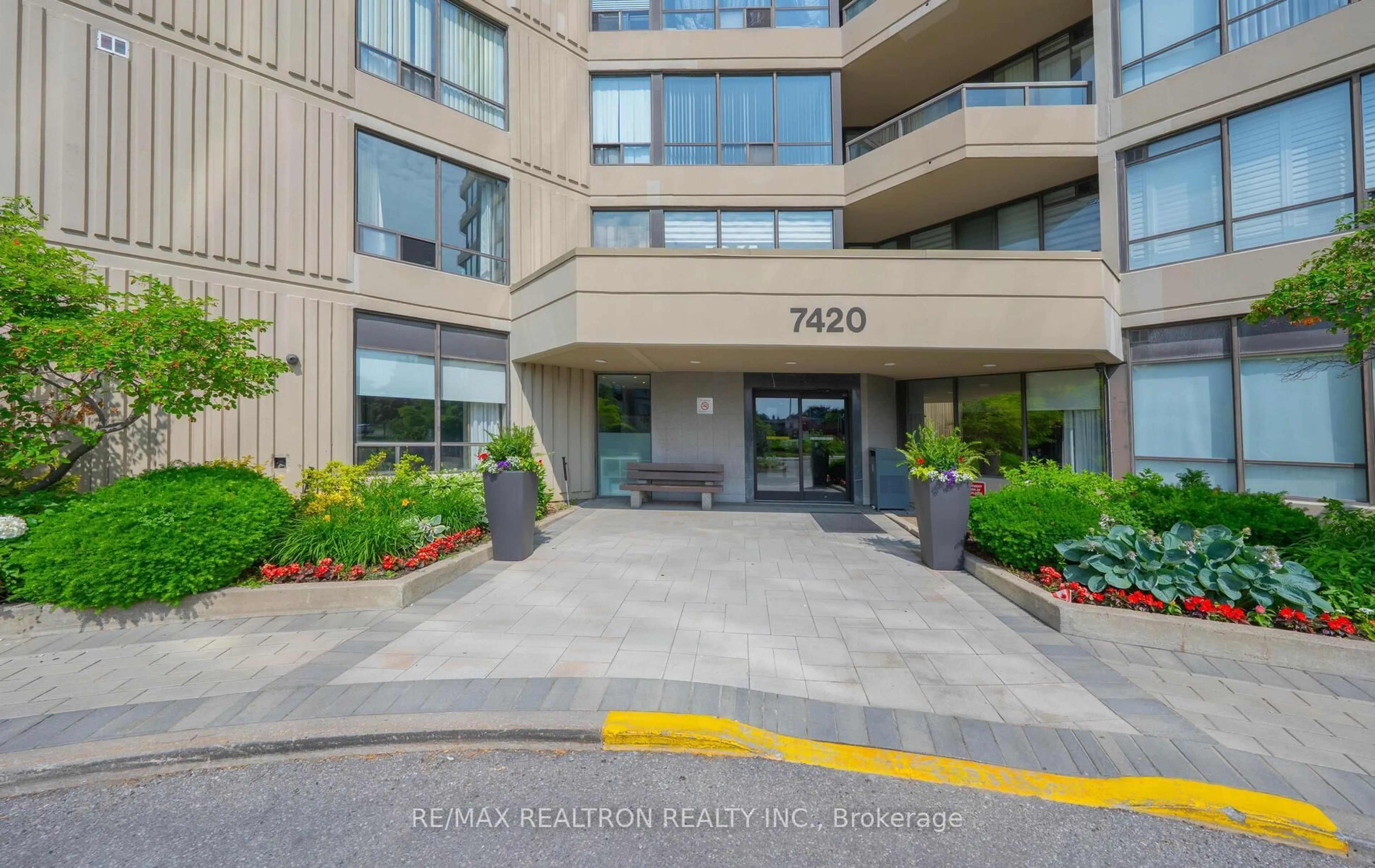 Indoor foyer for 7420 Bathurst St #1103, Vaughan Ontario L4J 6X4