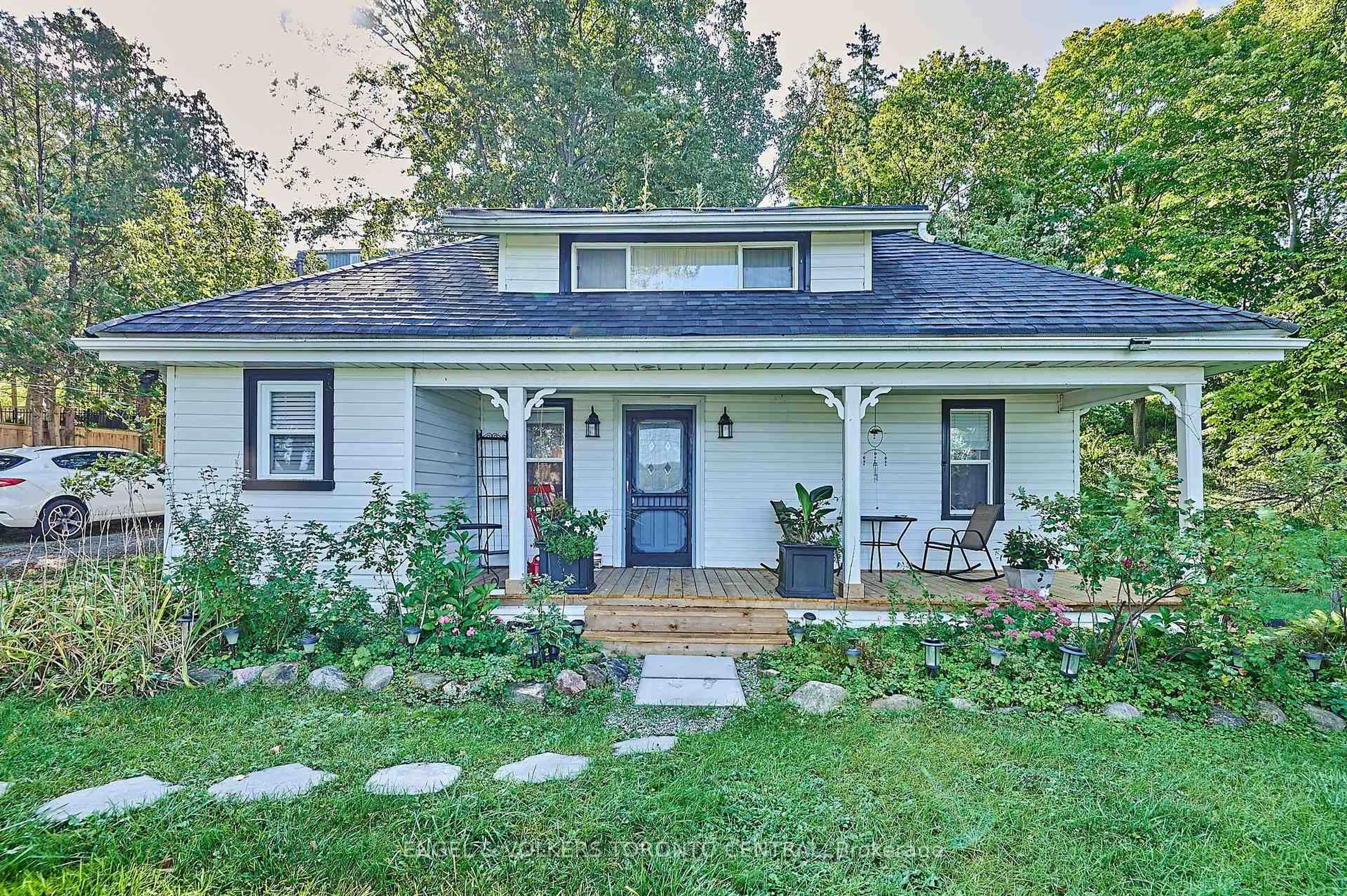 Home with vinyl exterior material, street for 5907 Lakeshore Rd, Whitchurch-Stouffville Ontario L4A 2Y9