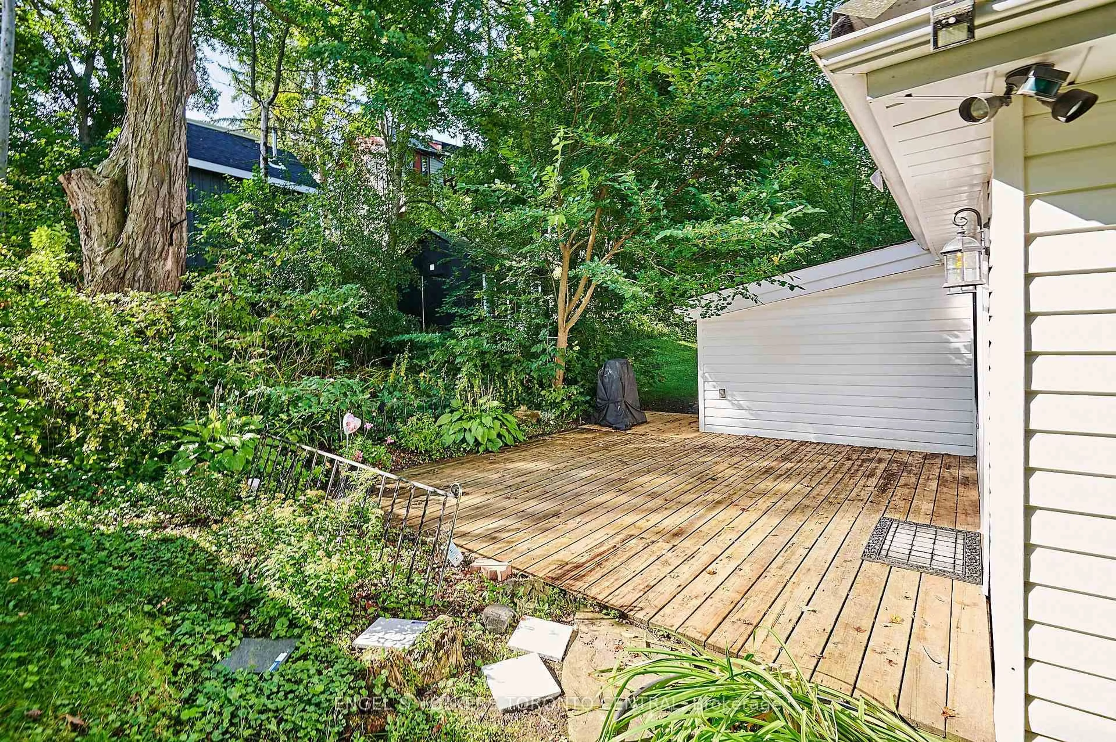 Patio, street for 5907 Lakeshore Rd, Whitchurch-Stouffville Ontario L4A 2Y9