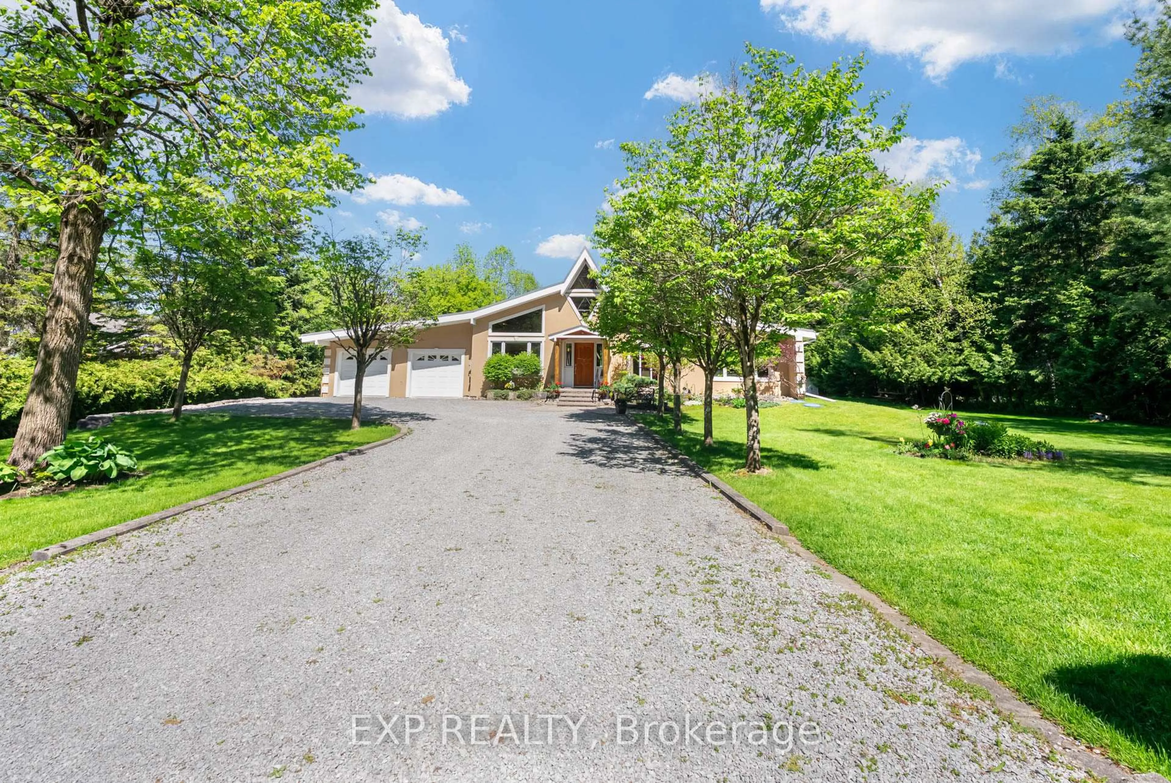 A pic from outside/outdoor area/front of a property/back of a property/a pic from drone, street for 15 Linda Rd, Georgina Ontario L0C 1L0