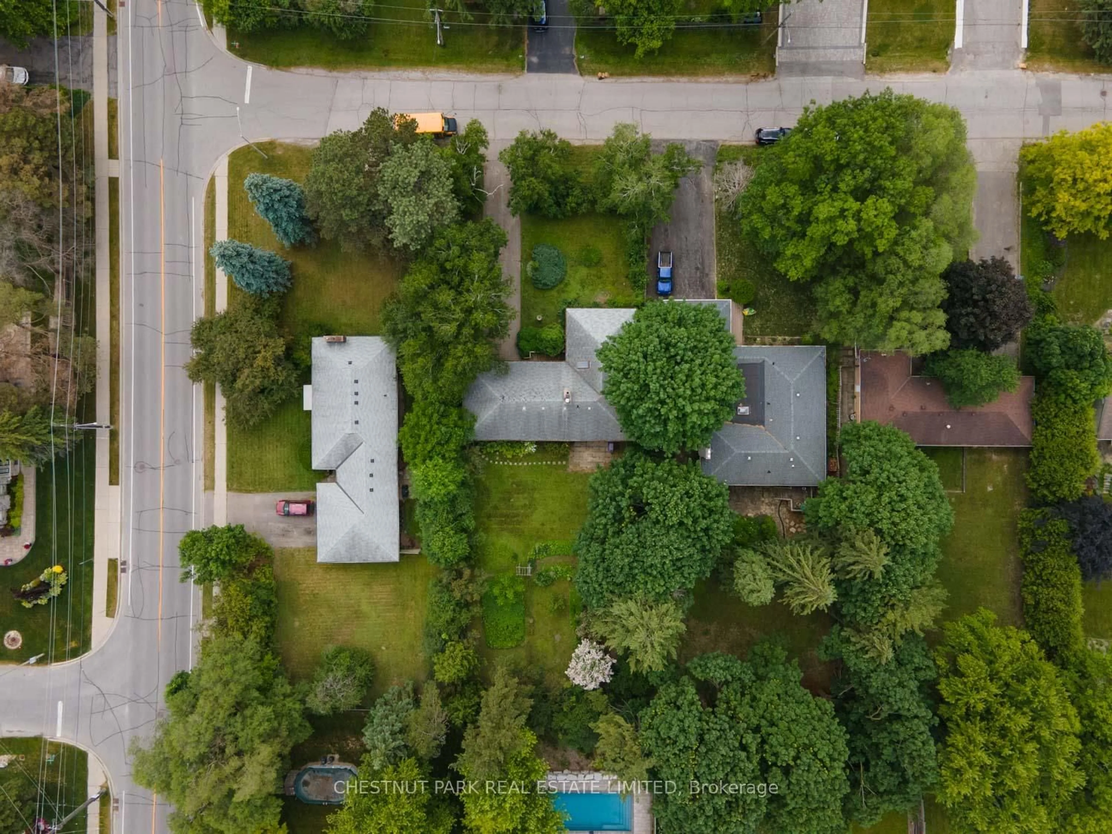 A pic from outside/outdoor area/front of a property/back of a property/a pic from drone, street for 2 Gallacher Ave, Richmond Hill Ontario L4E 2W9