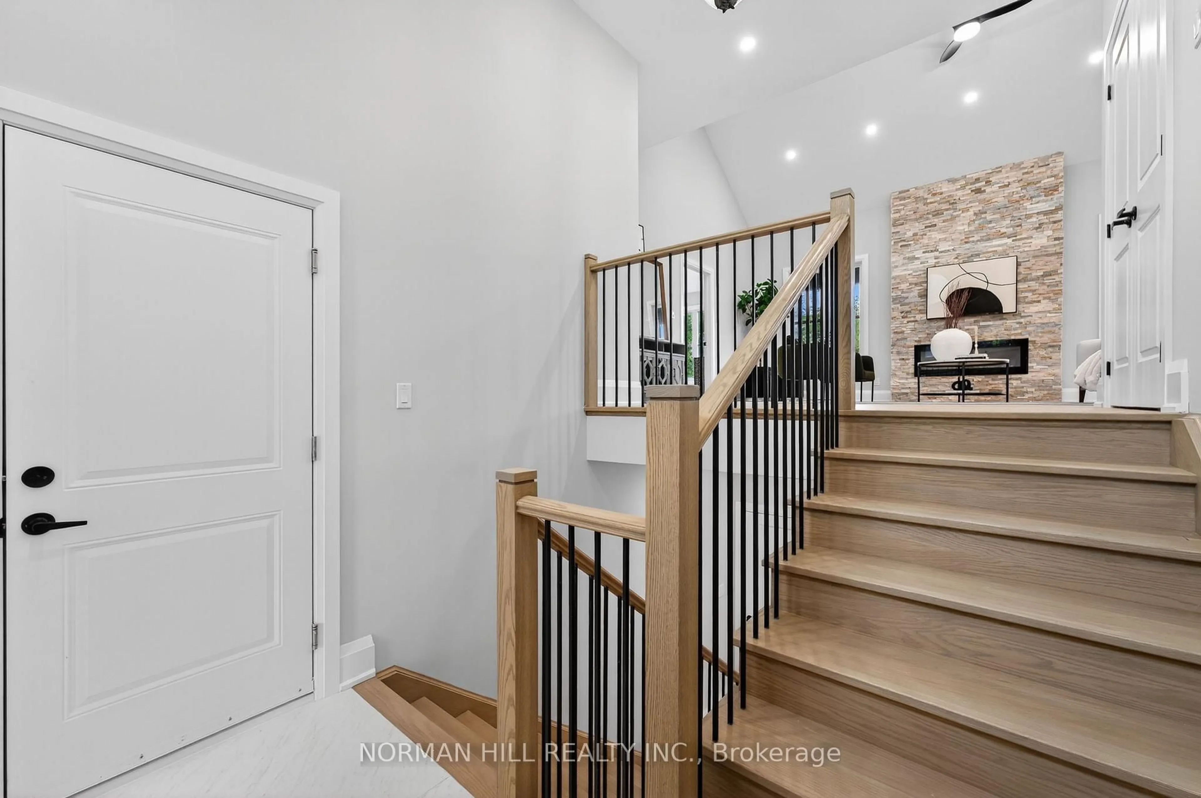 Indoor entryway for 820 Elmwood Rd, Georgina Ontario L4P 3E9