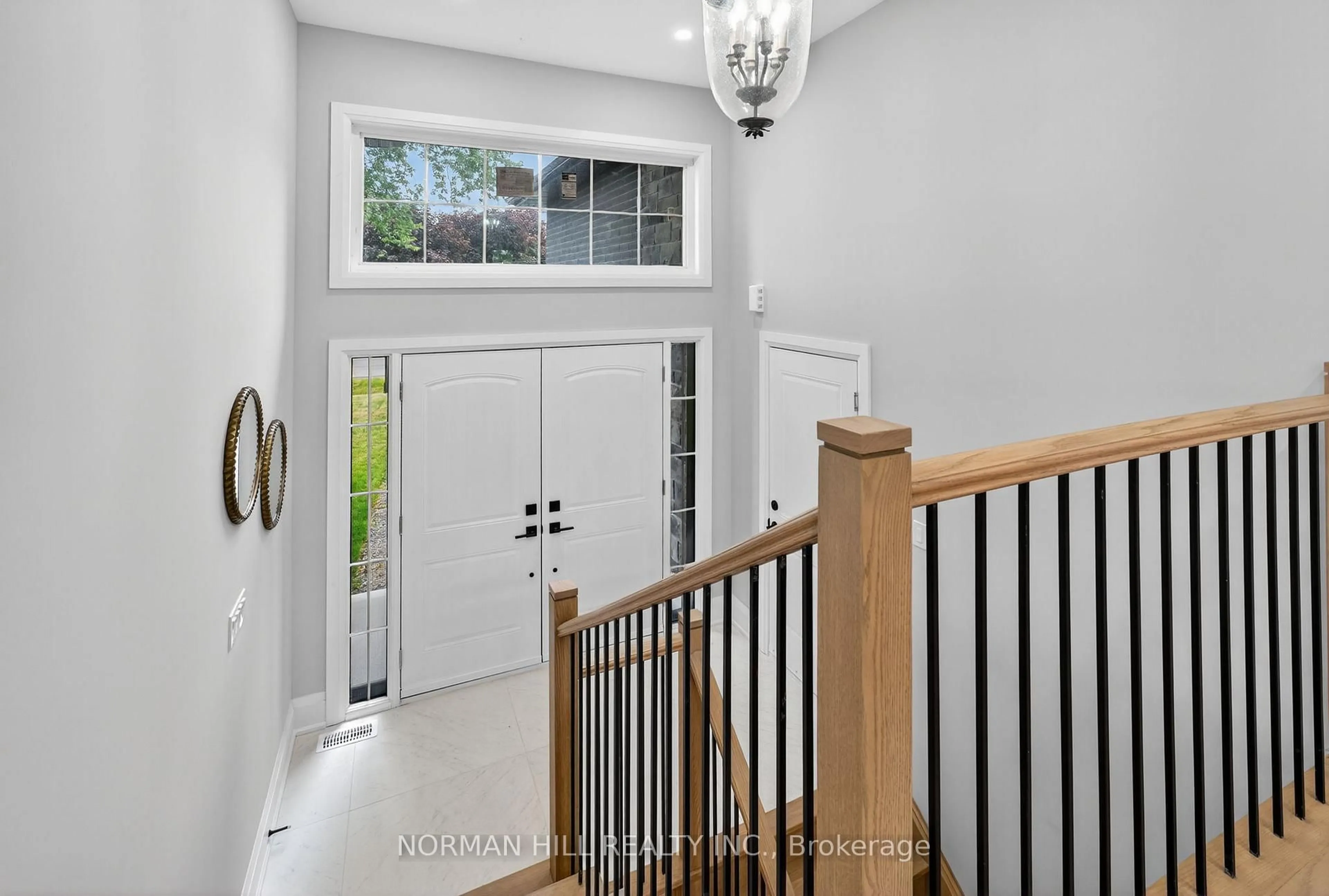 Indoor entryway for 820 Elmwood Rd, Georgina Ontario L4P 3E9