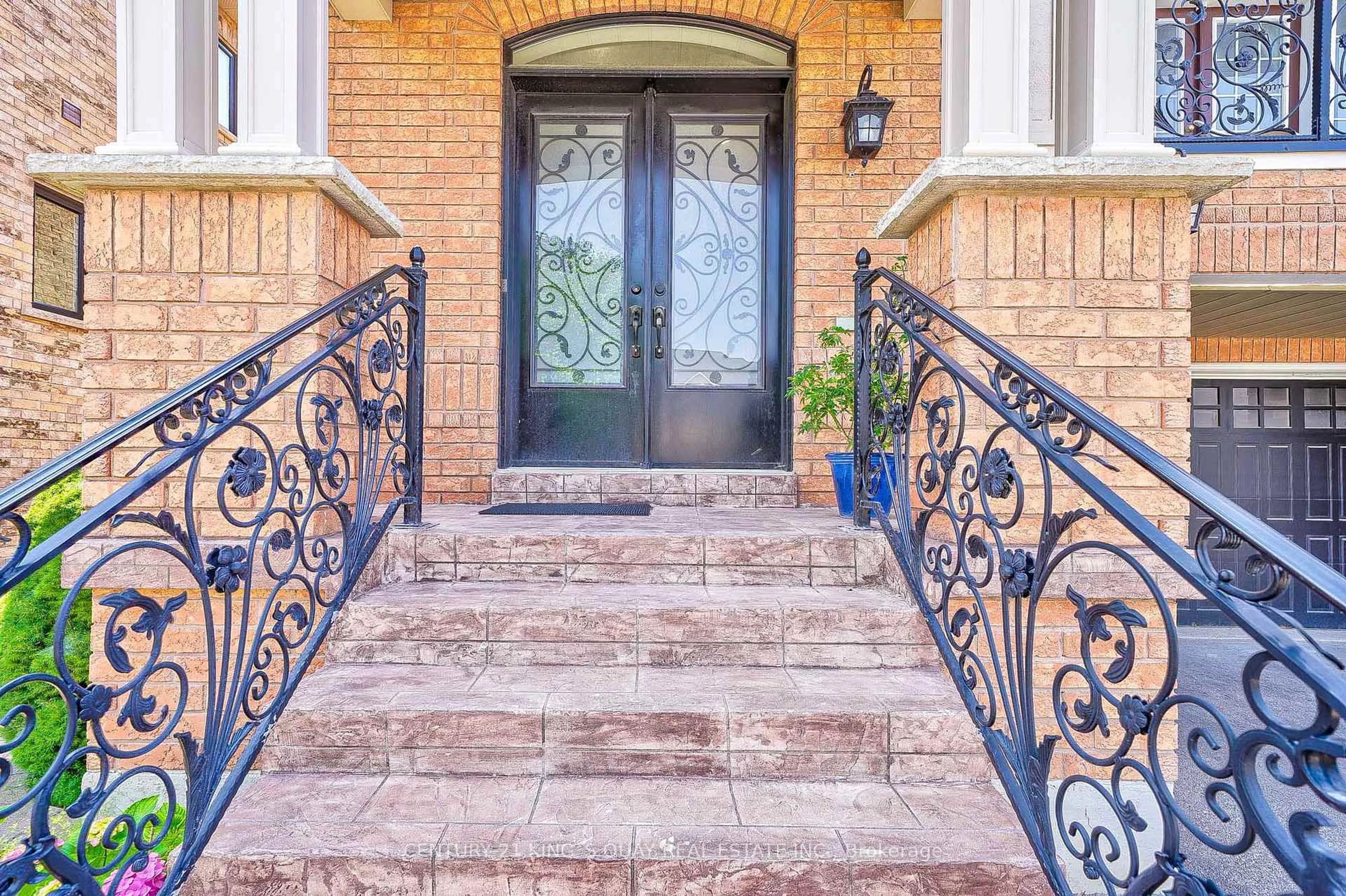 Indoor entryway for 816 Millard St, Whitchurch-Stouffville Ontario L4A 0B6