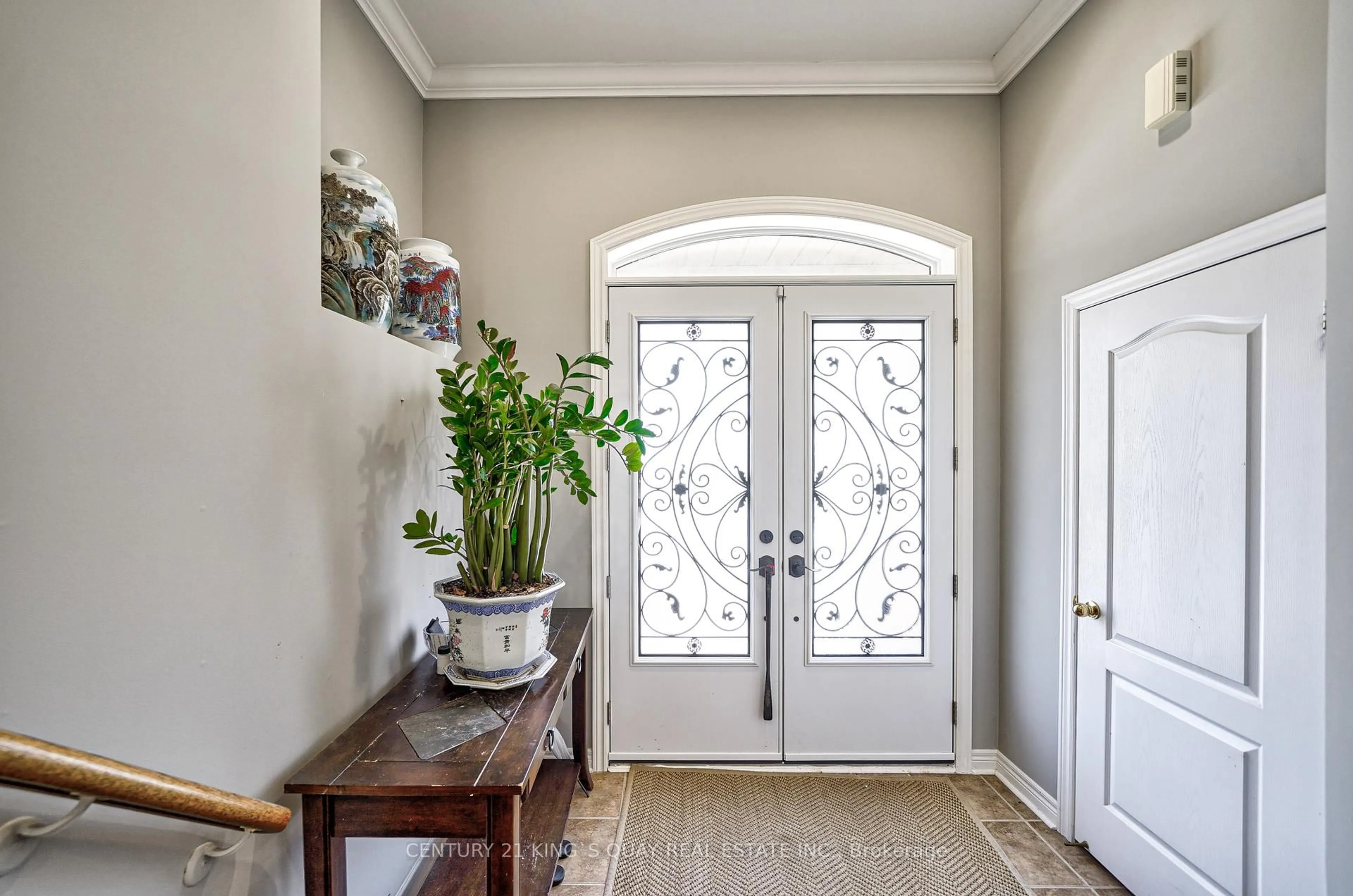 Indoor entryway for 816 Millard St, Whitchurch-Stouffville Ontario L4A 0B6