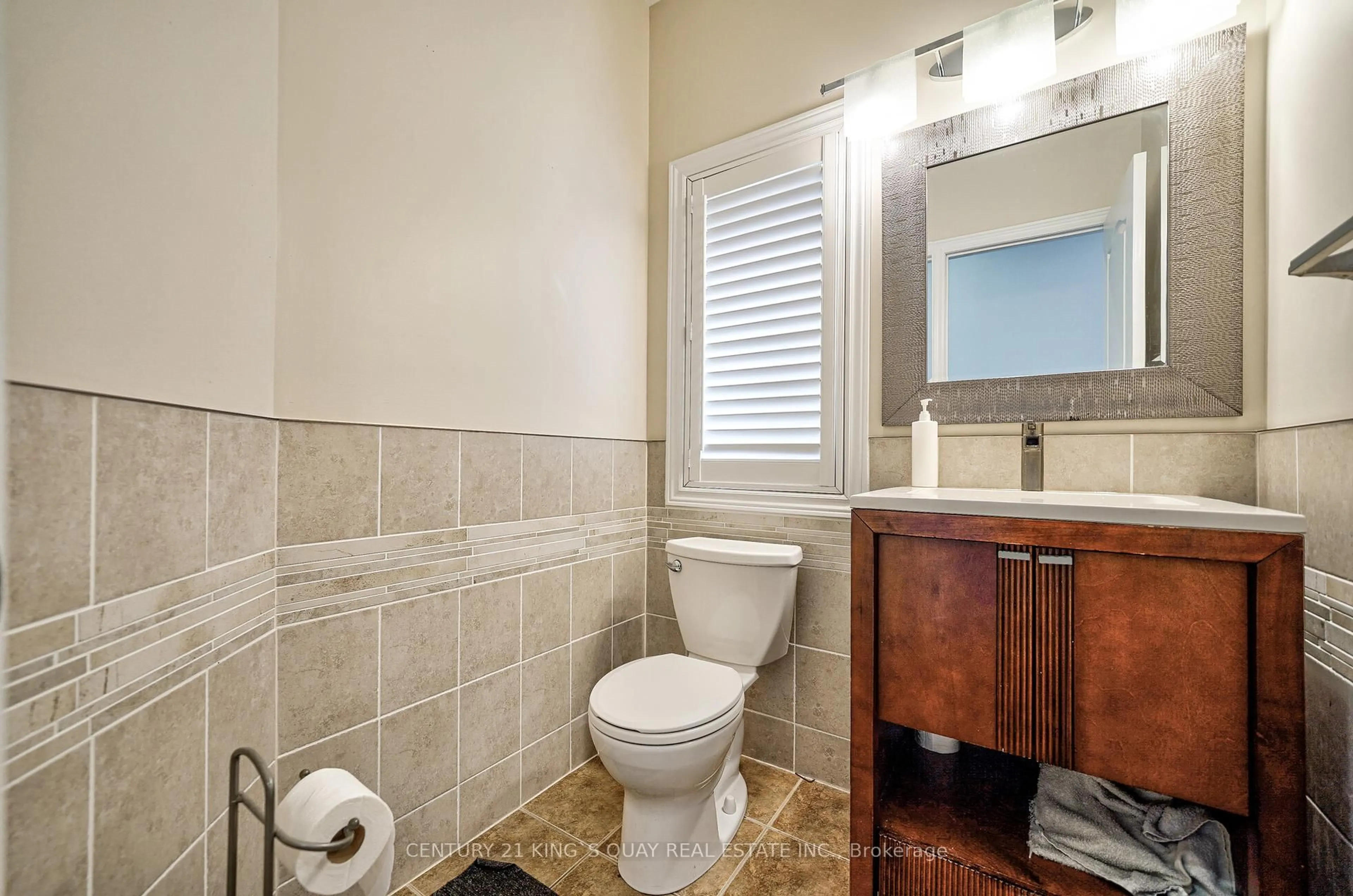 Standard bathroom, ceramic/tile floor for 816 Millard St, Whitchurch-Stouffville Ontario L4A 0B6