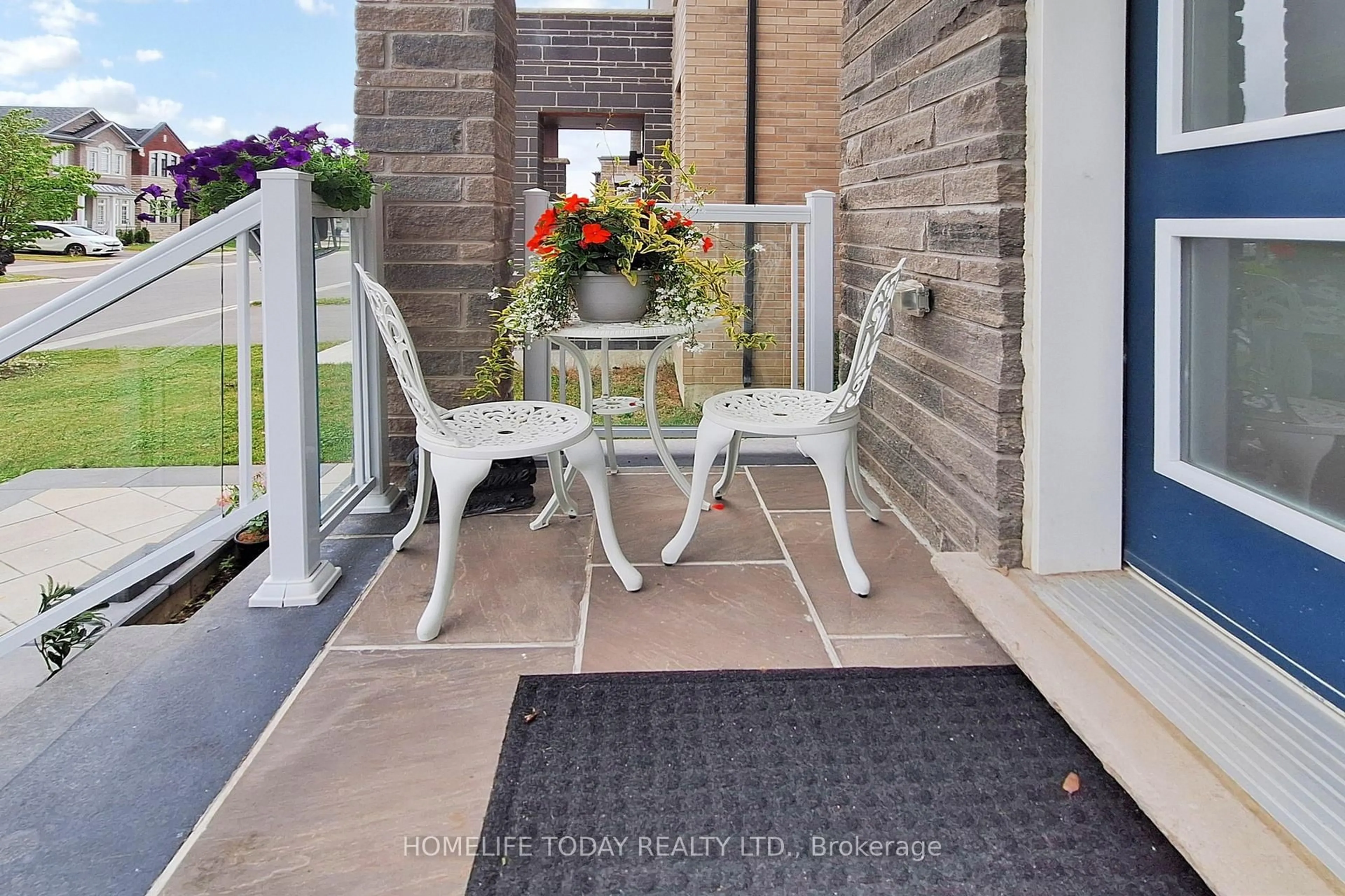 Patio, street for 204 Steam Whistle Dr, Whitchurch-Stouffville Ontario L4A 4X5