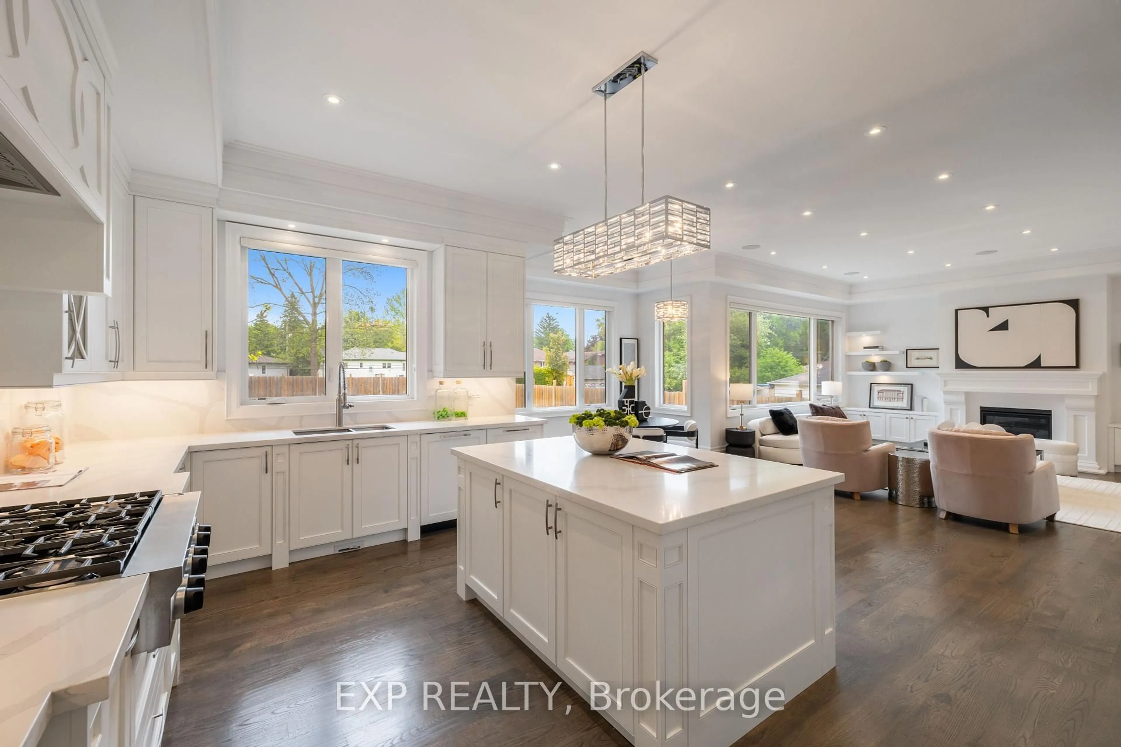 Open concept kitchen, ceramic/tile floor for 39 Howard Rd, Newmarket Ontario L3Y 3G6