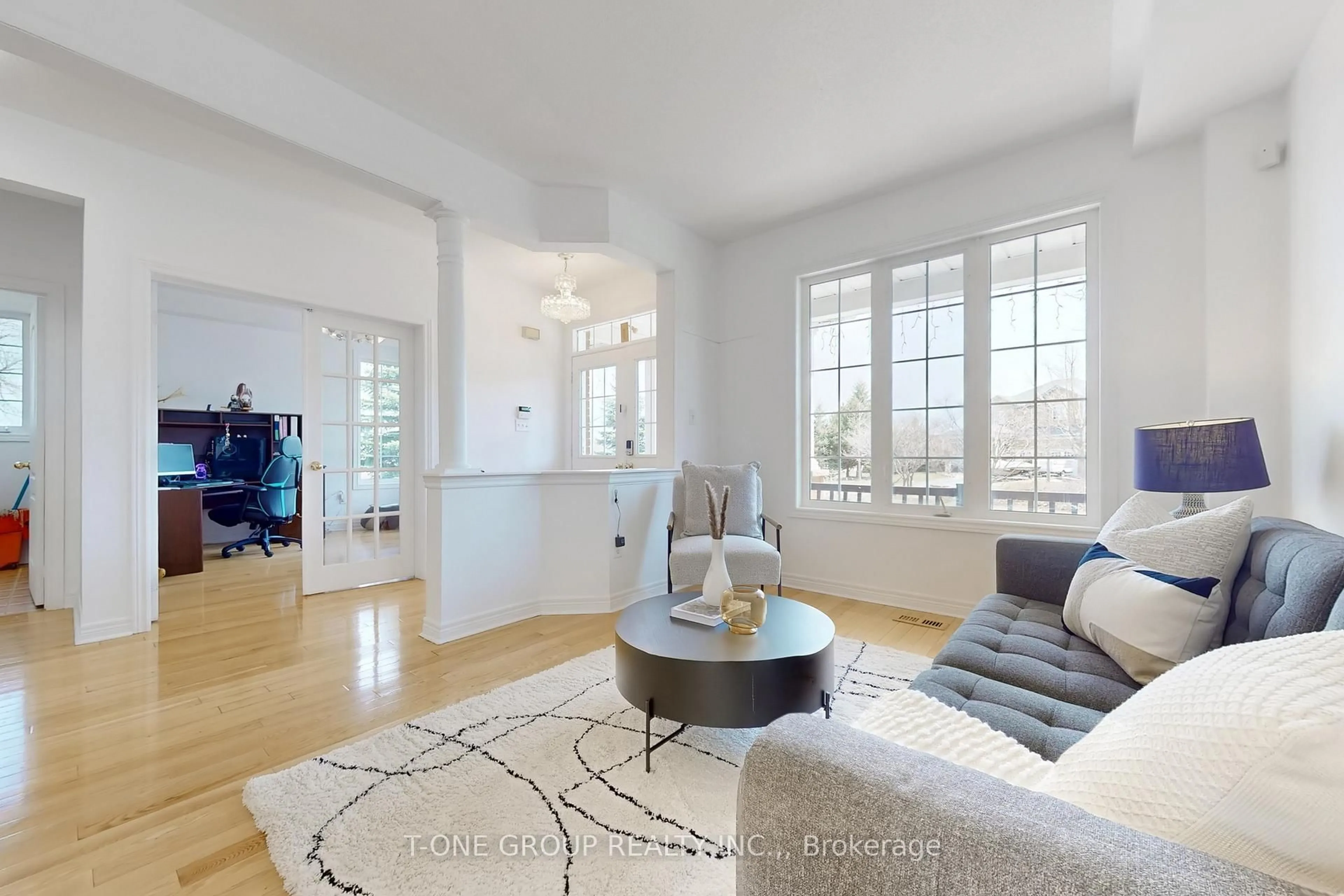 Living room with furniture, unknown for 28 Misty Crt, Markham Ontario L6E 1K9