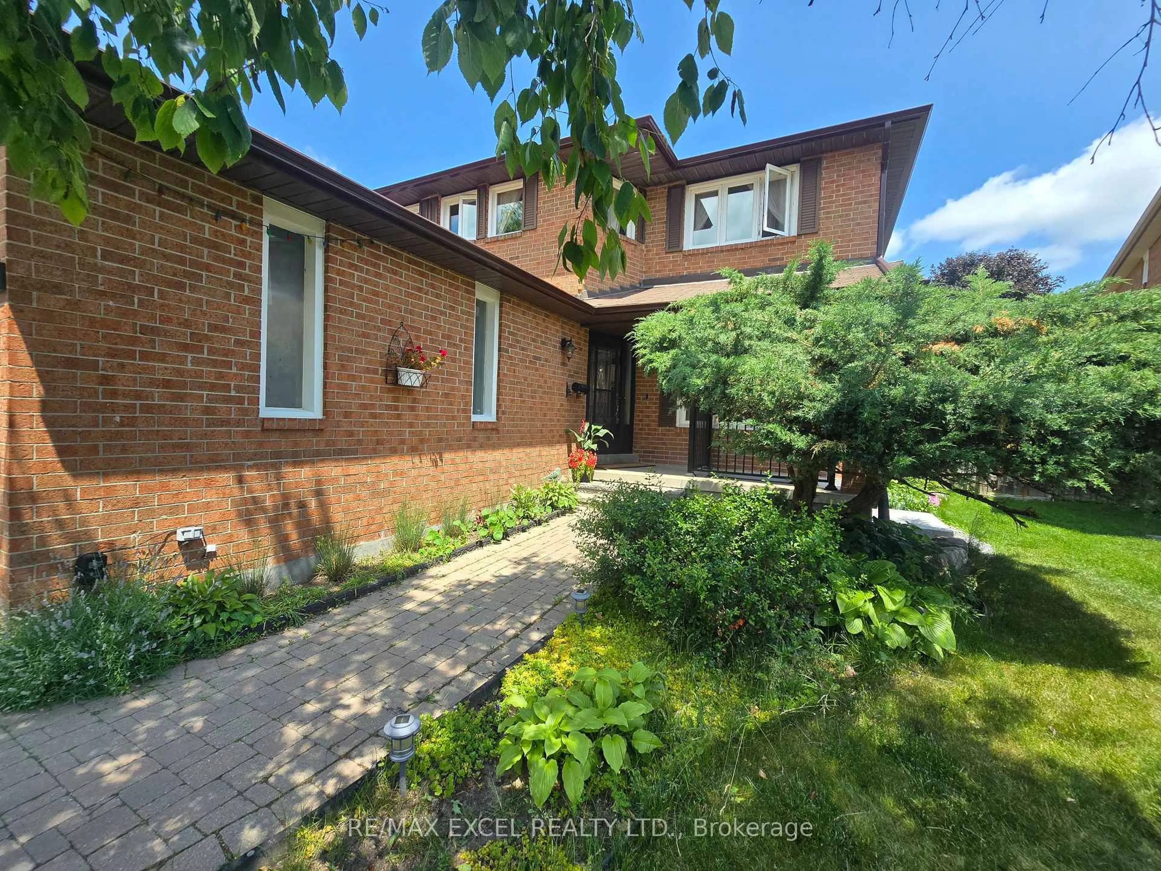 A pic from outside/outdoor area/front of a property/back of a property/a pic from drone, street for 19 Marsh St, Richmond Hill Ontario L4C 7P2