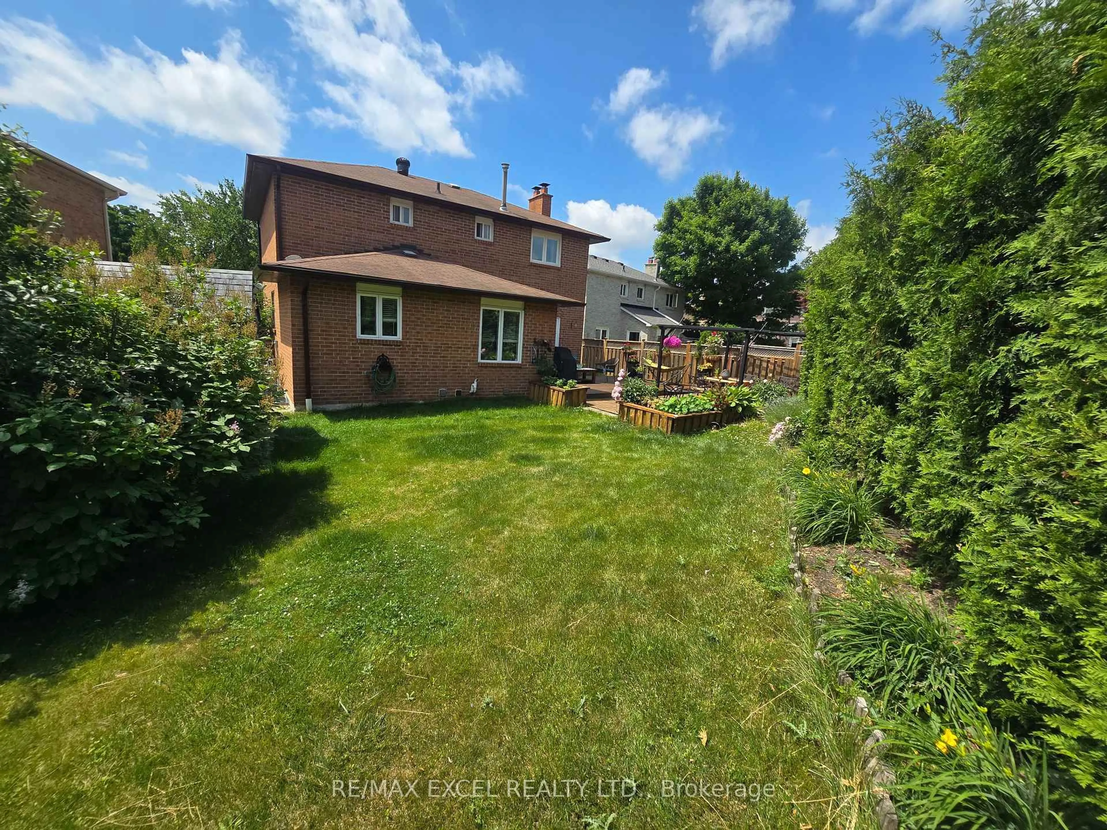 A pic from outside/outdoor area/front of a property/back of a property/a pic from drone, street for 19 Marsh St, Richmond Hill Ontario L4C 7P2