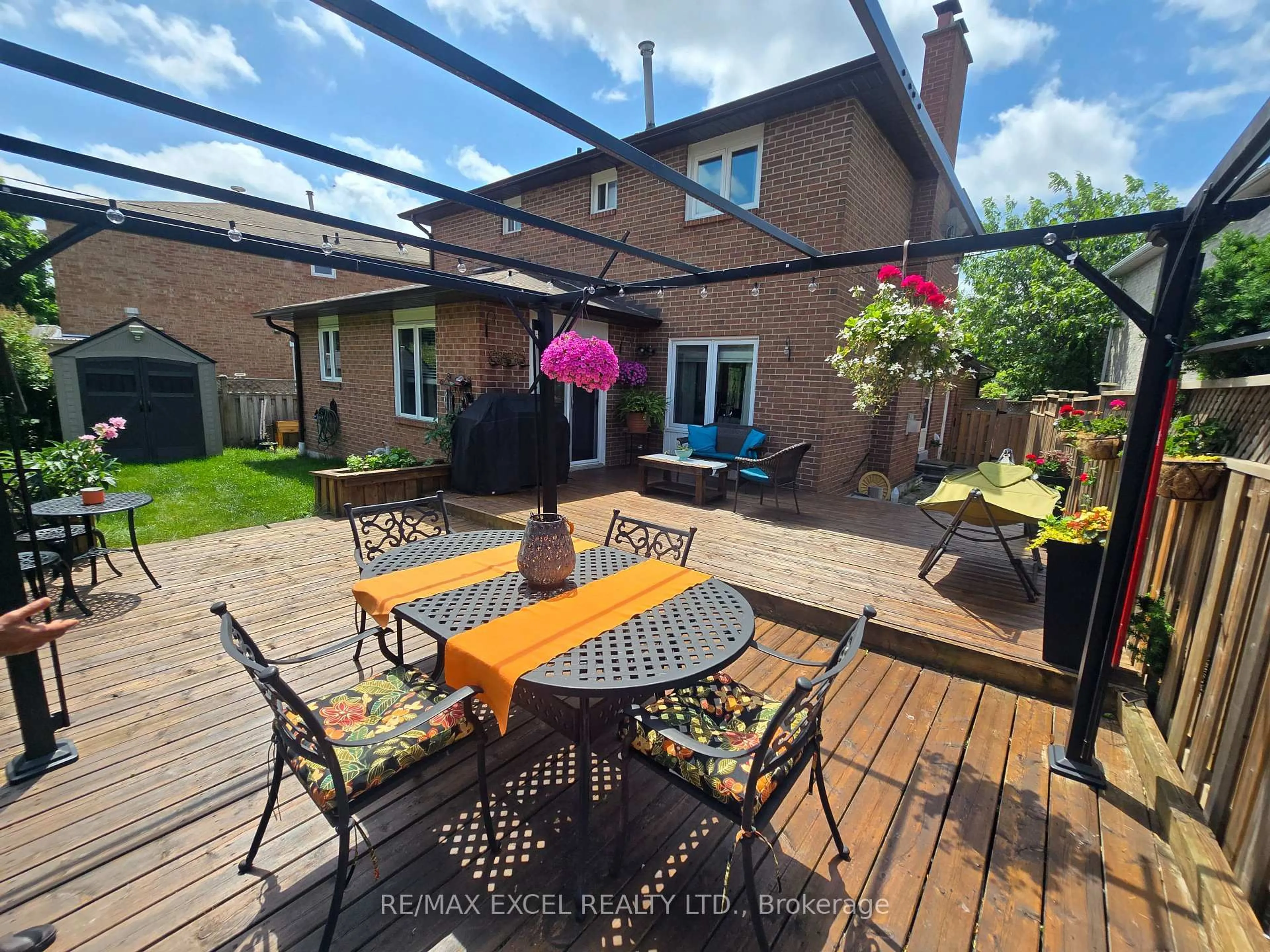 A pic from outside/outdoor area/front of a property/back of a property/a pic from drone, street for 19 Marsh St, Richmond Hill Ontario L4C 7P2