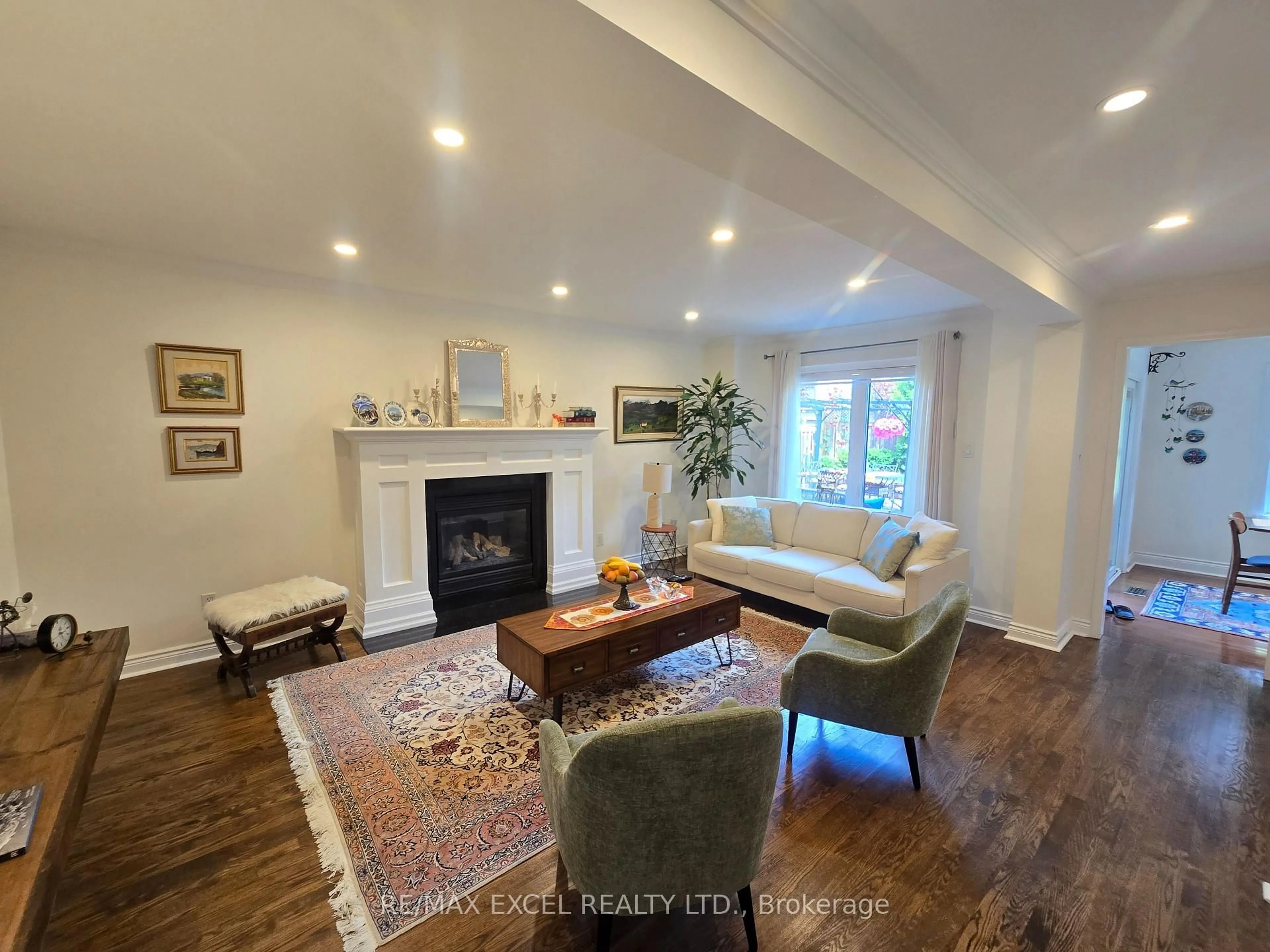 Living room with furniture, wood/laminate floor for 19 Marsh St, Richmond Hill Ontario L4C 7P2