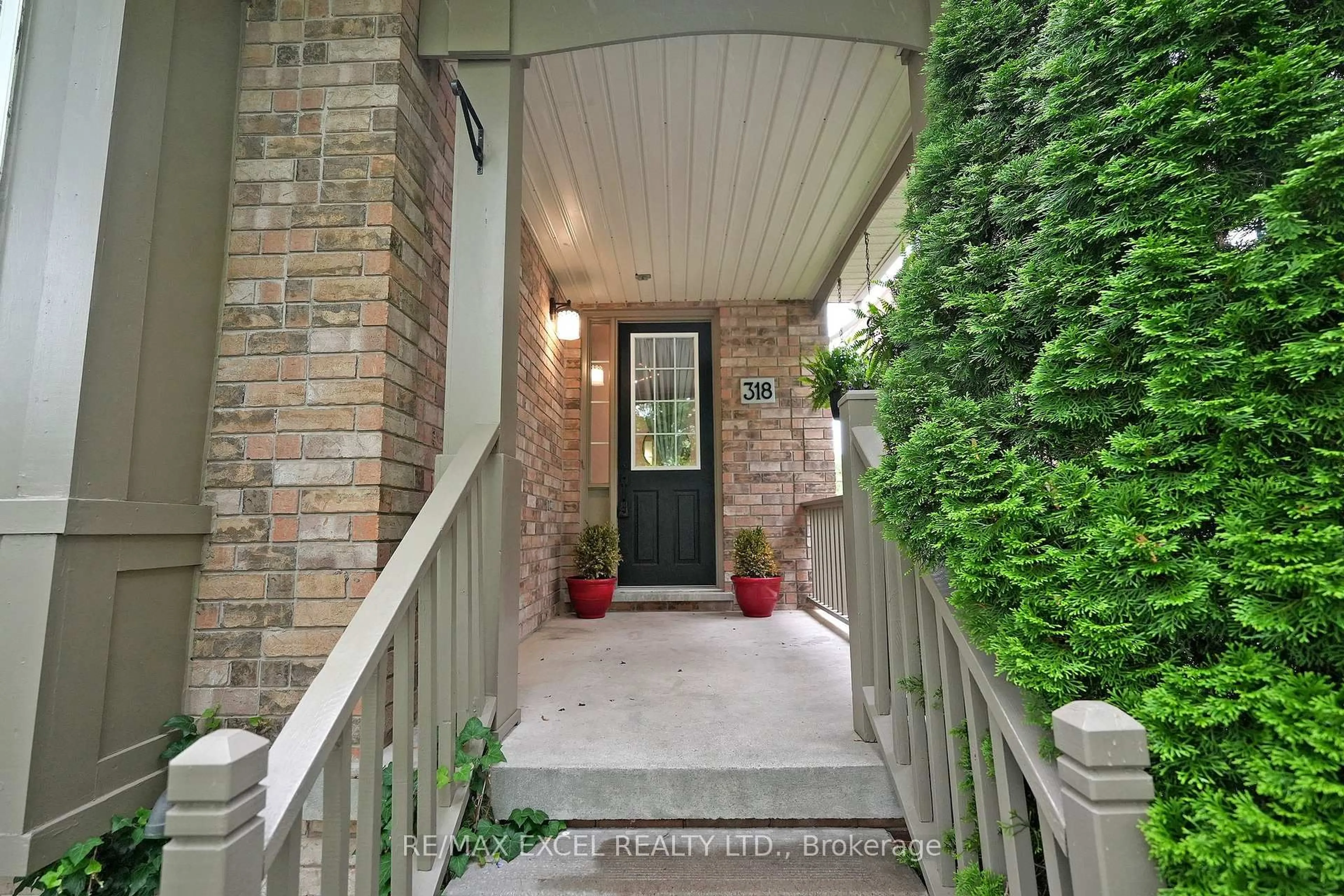 Indoor entryway for 318 Country Glen Rd, Markham Ontario L6B 1C5