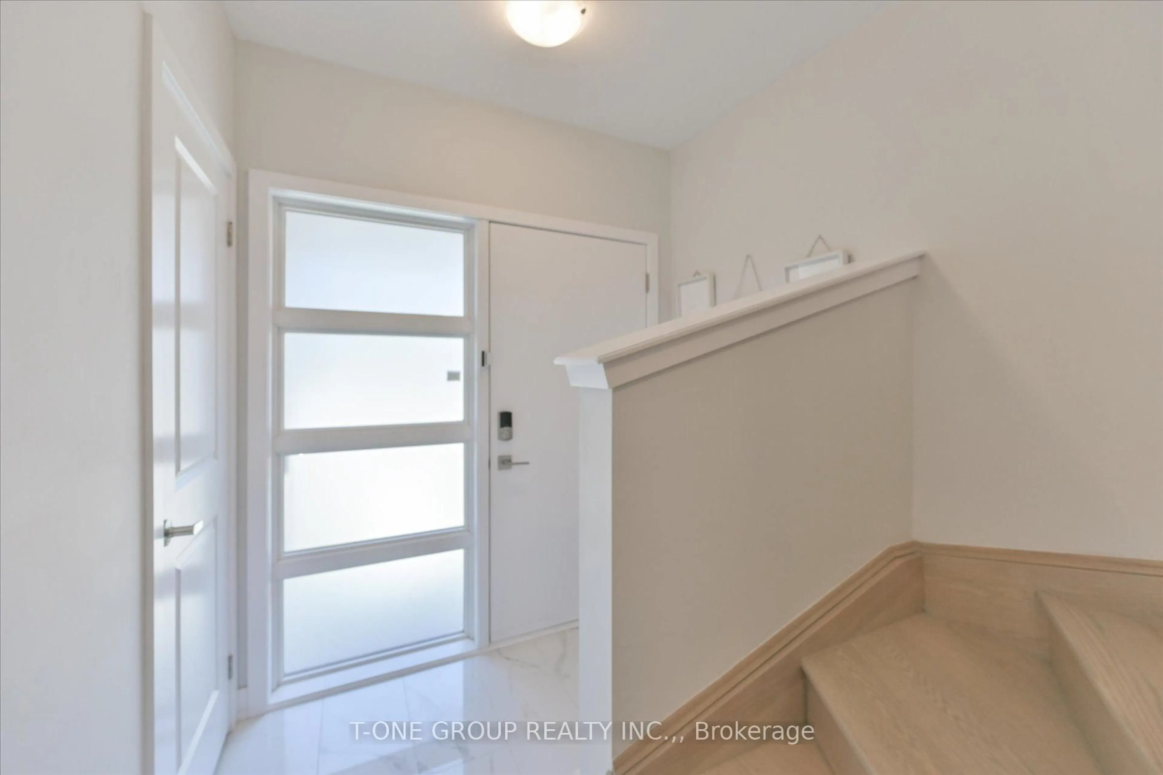 Indoor entryway for 29 William Shearn Cres, Markham Ontario L6C 3J3