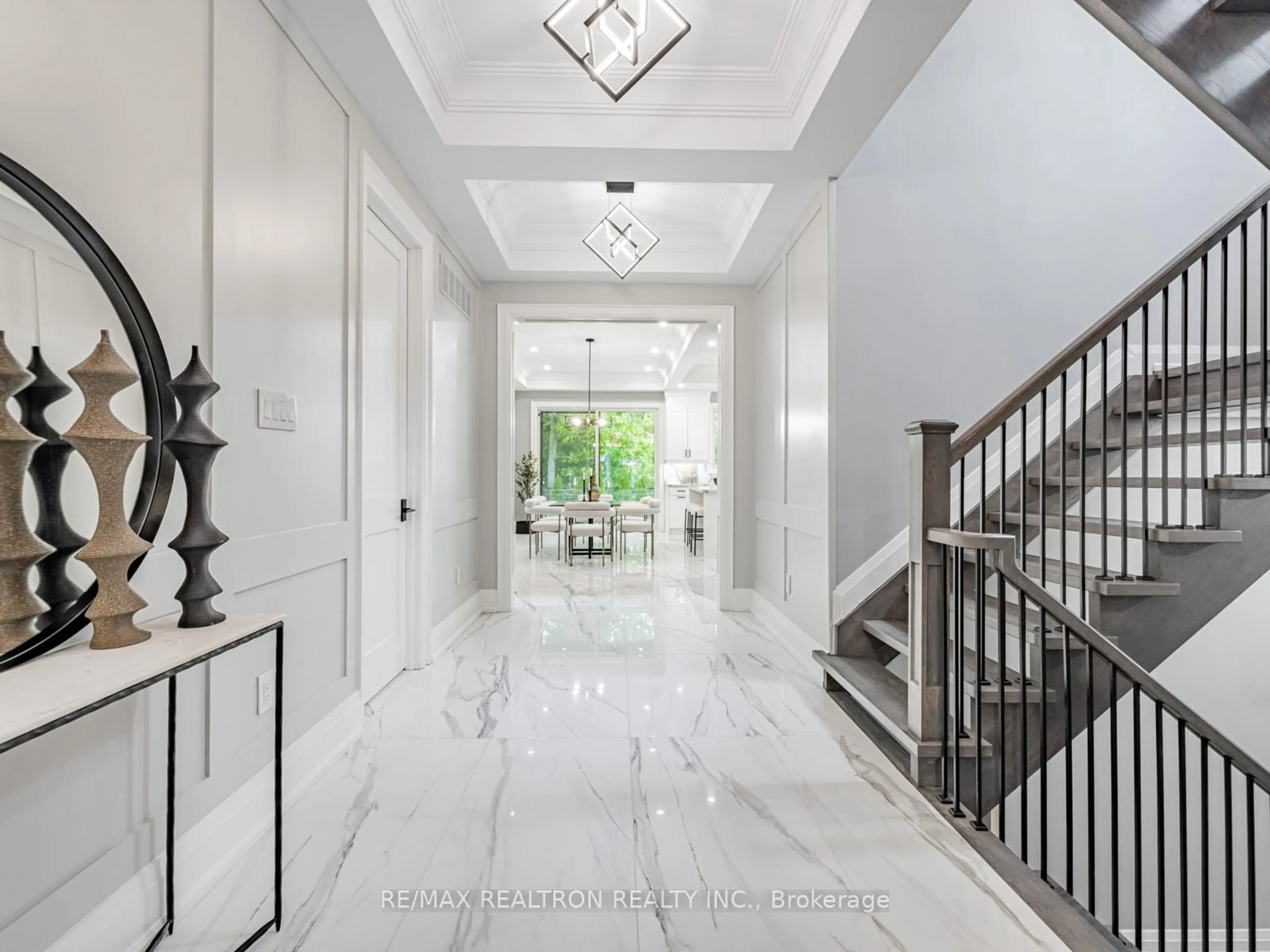 Indoor foyer for 51 Centre St, Richmond Hill Ontario L4C 1A3