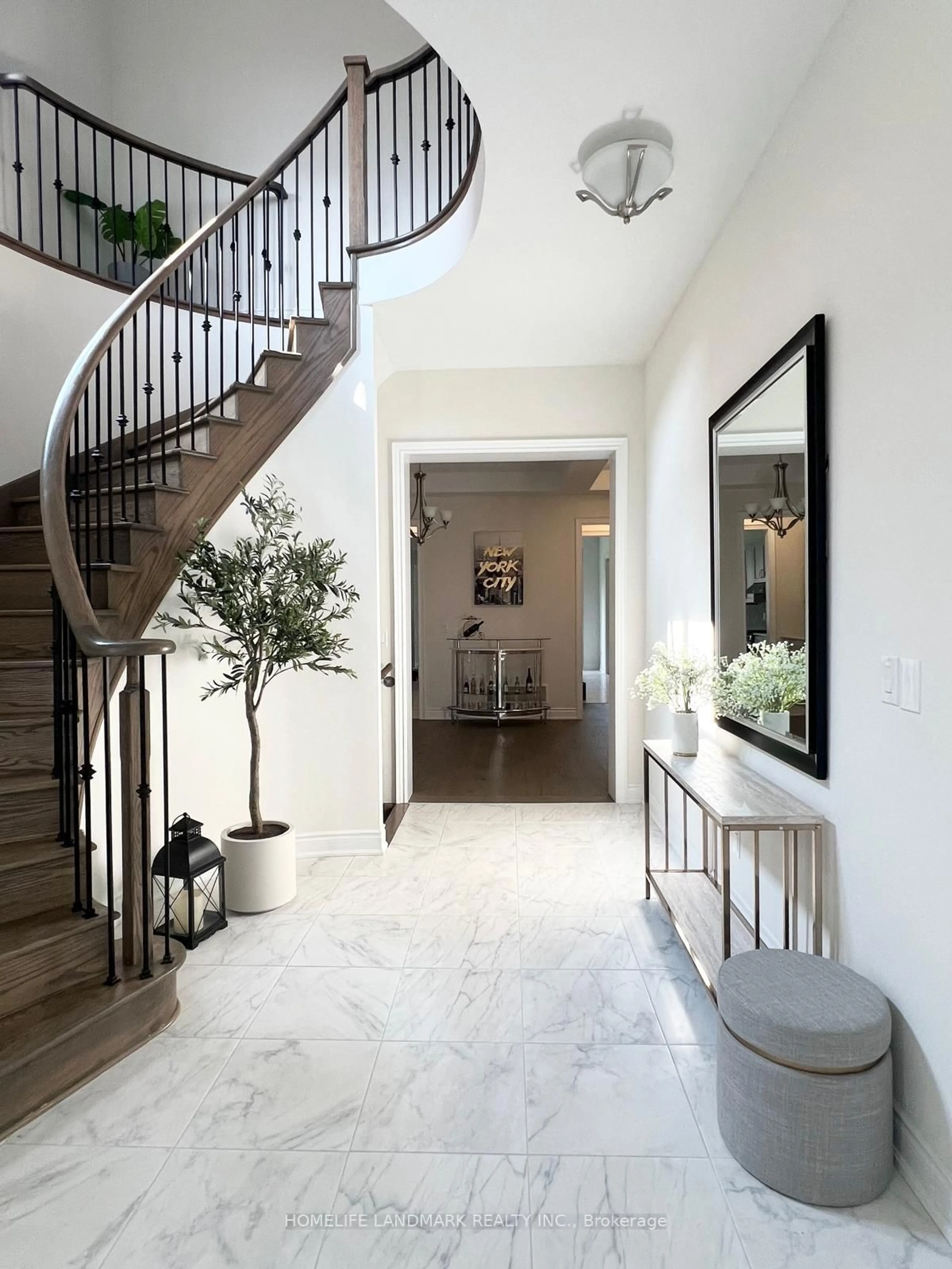 Indoor entryway for 12 Carlinds Cres, Whitchurch-Stouffville Ontario L4A 4X1