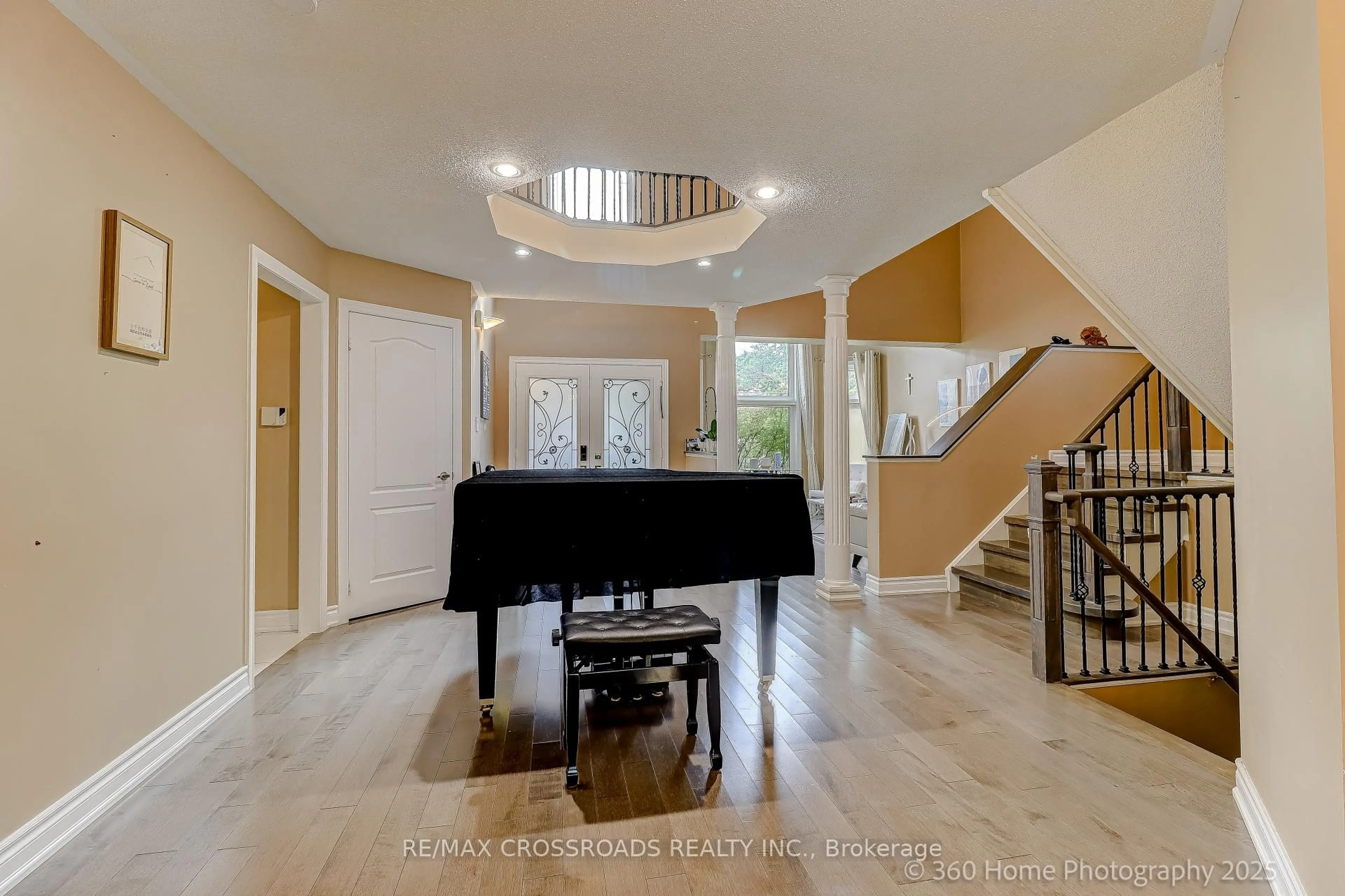 Indoor foyer for 90 Hidden Trail Ave, Richmond Hill Ontario L4C 0H1
