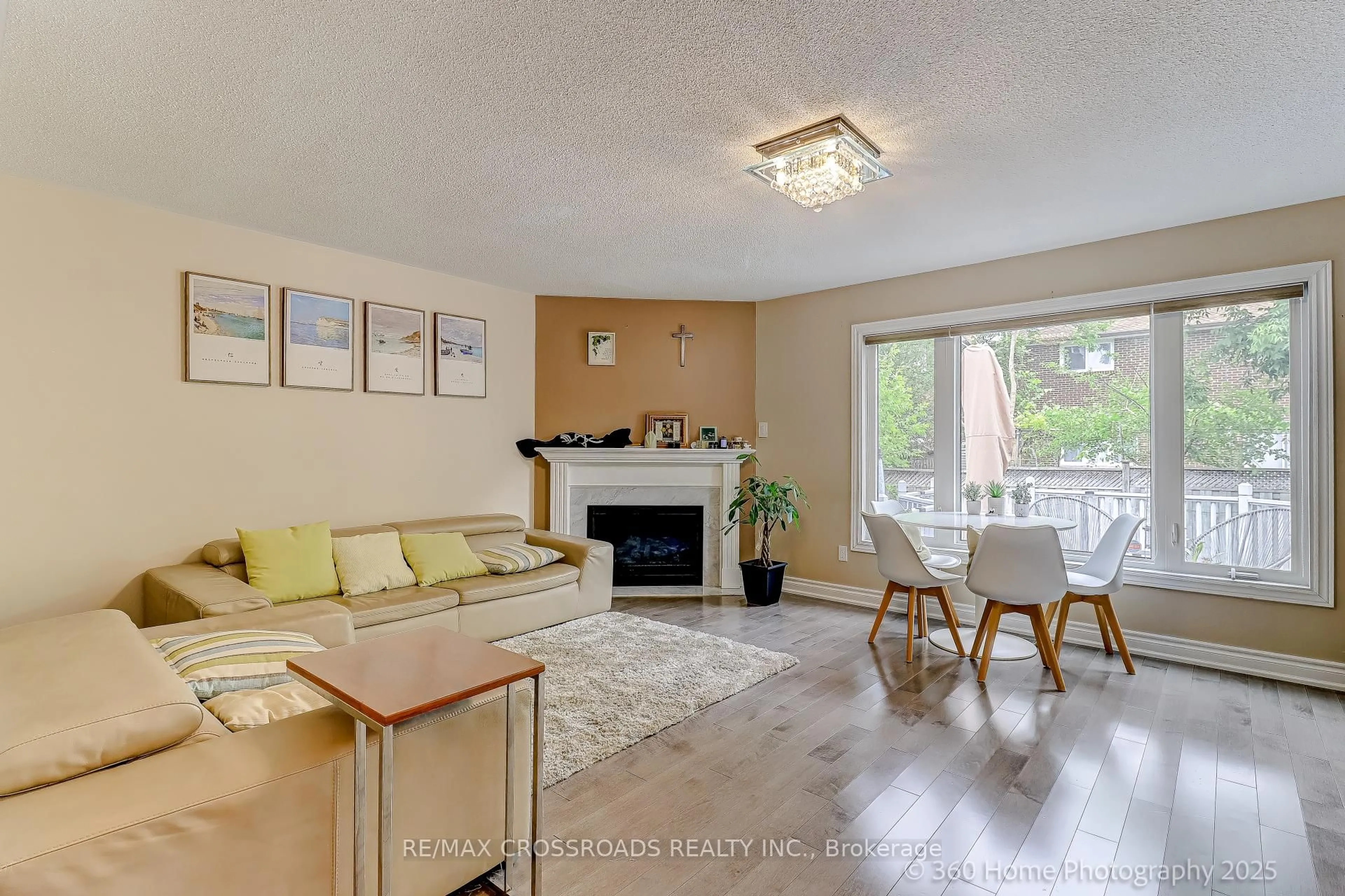 Living room with furniture, wood/laminate floor for 90 Hidden Trail Ave, Richmond Hill Ontario L4C 0H1