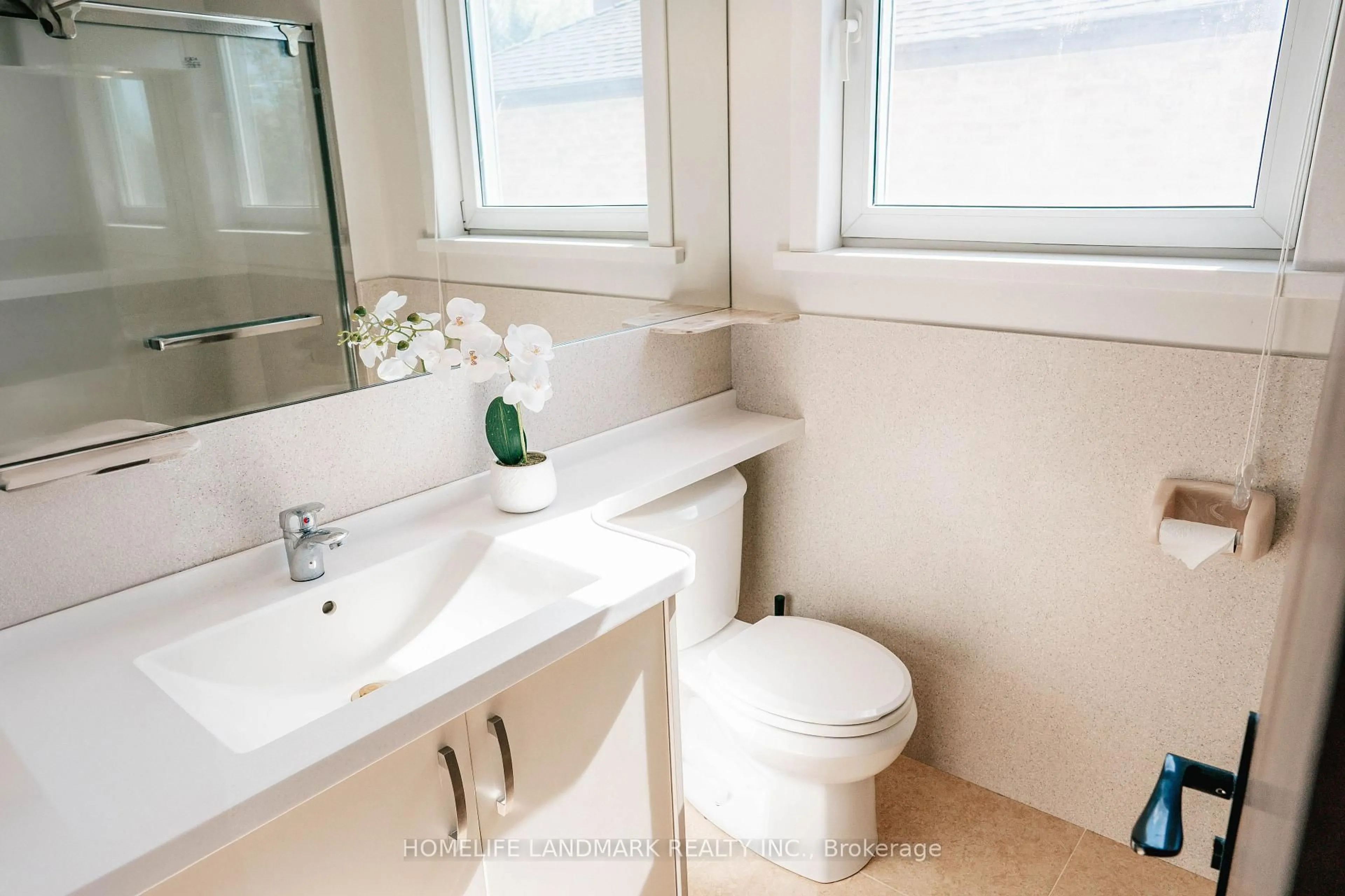 Standard bathroom, ceramic/tile floor for 158 Markville Rd, Markham Ontario L3R 4V6