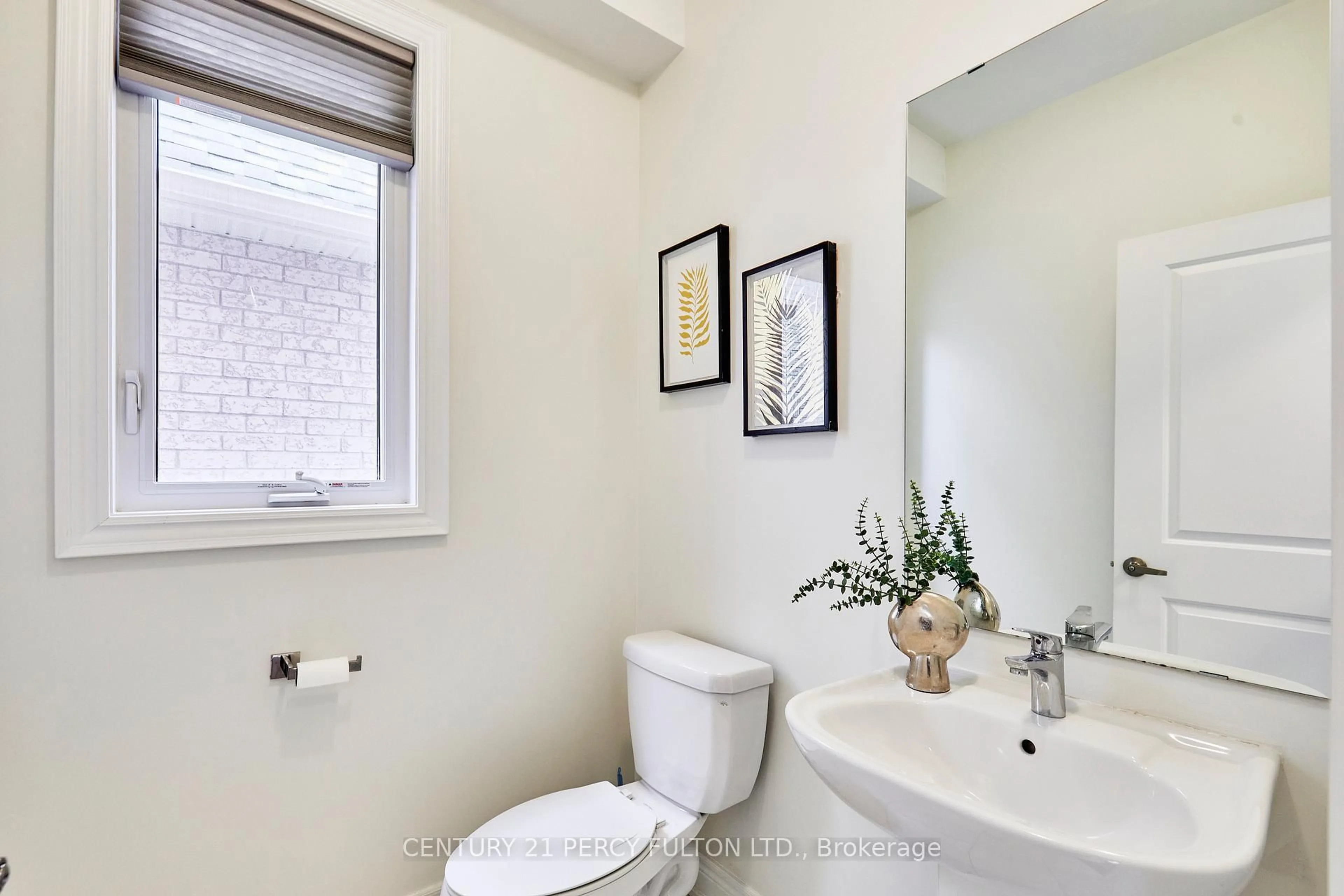 Standard bathroom, ceramic/tile floor for 23 Bruce Welch Ave, Georgina Ontario L4P 0J1