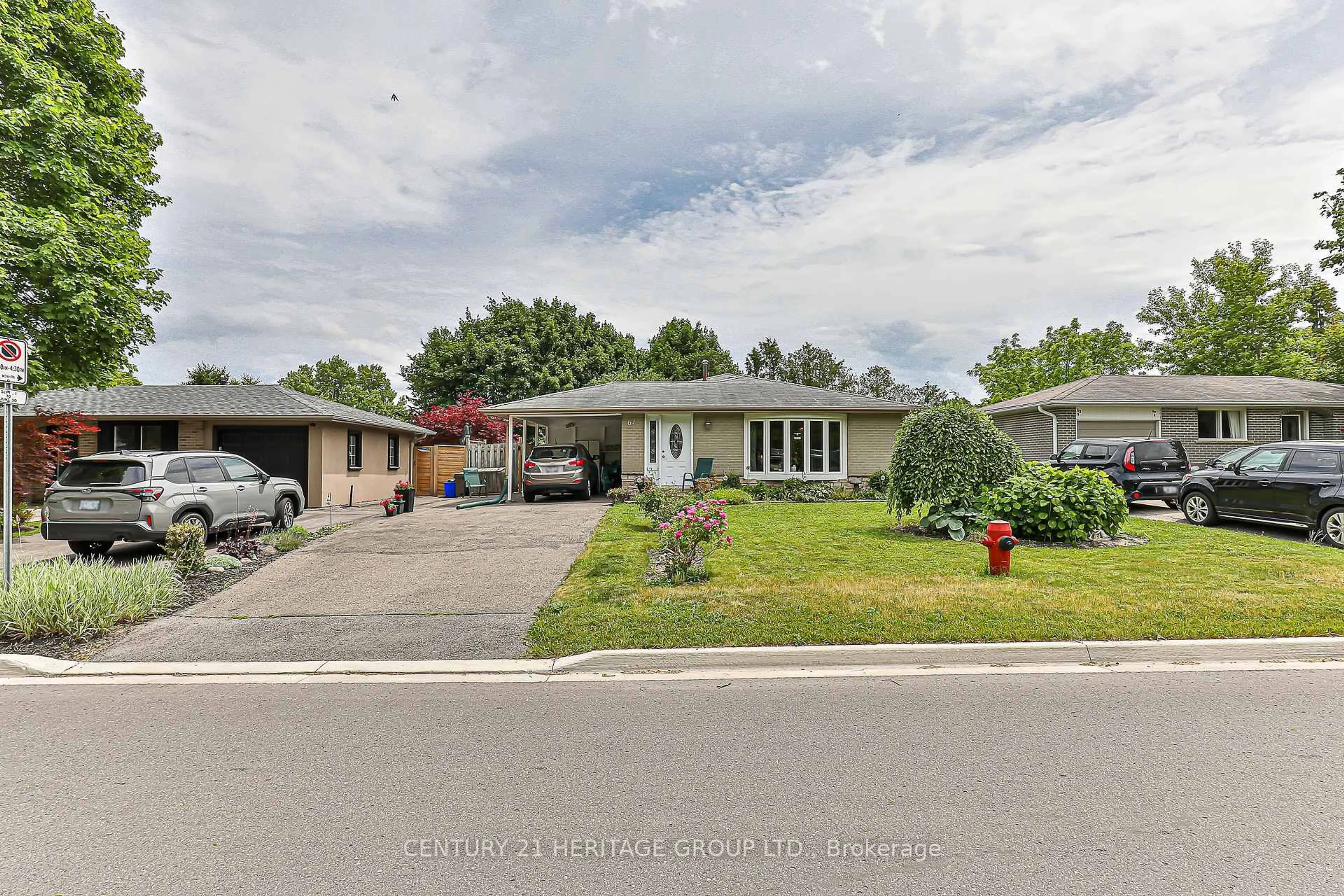 A pic from outside/outdoor area/front of a property/back of a property/a pic from drone, street for 67 Devins Dr, Aurora Ontario L4G 2Z5