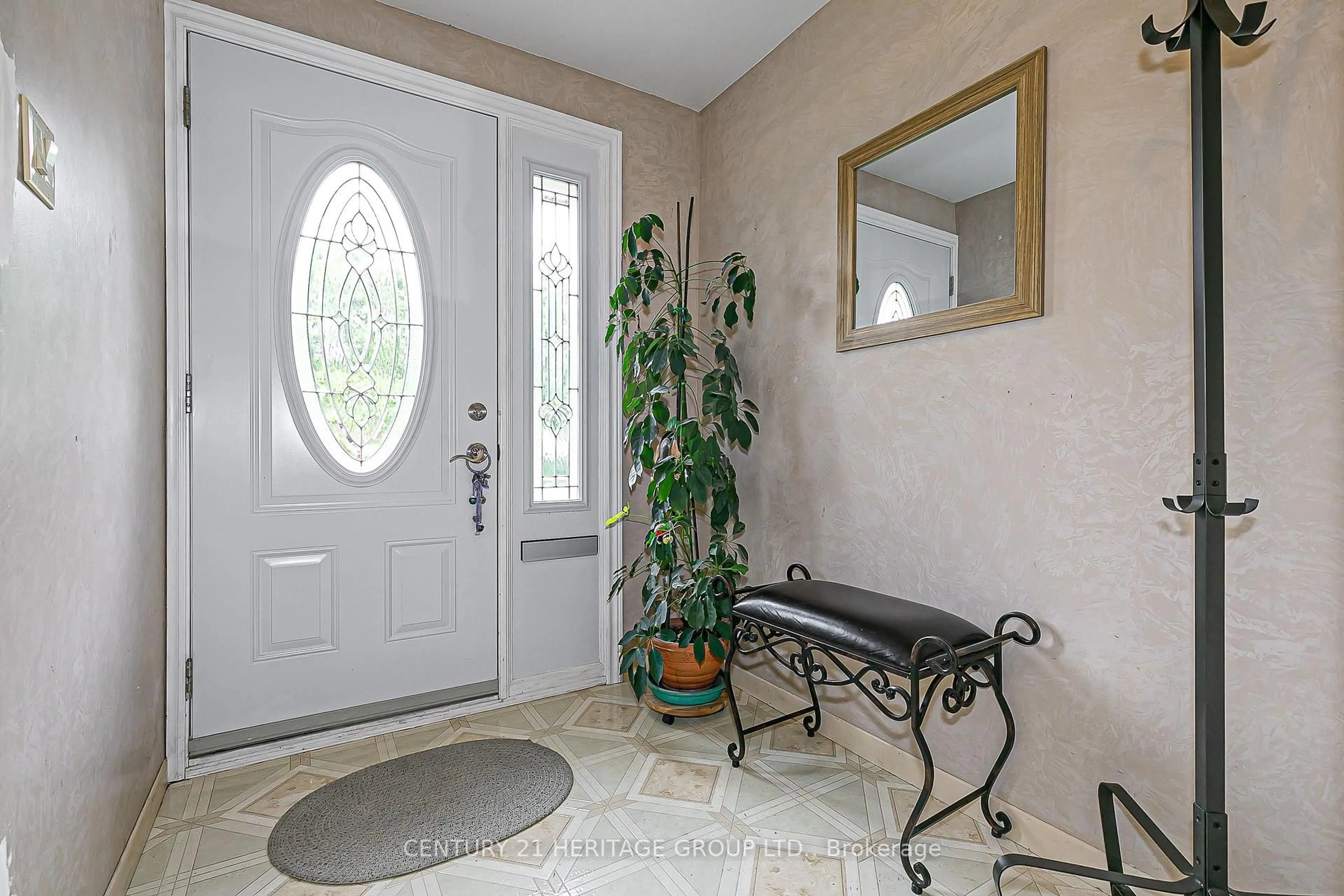 Indoor entryway for 67 Devins Dr, Aurora Ontario L4G 2Z5